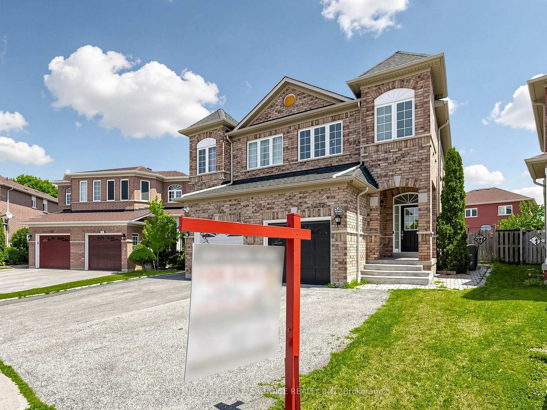 Photo 3 of 828 Khan Crescent, Mississauga, East Credit — HOMEH