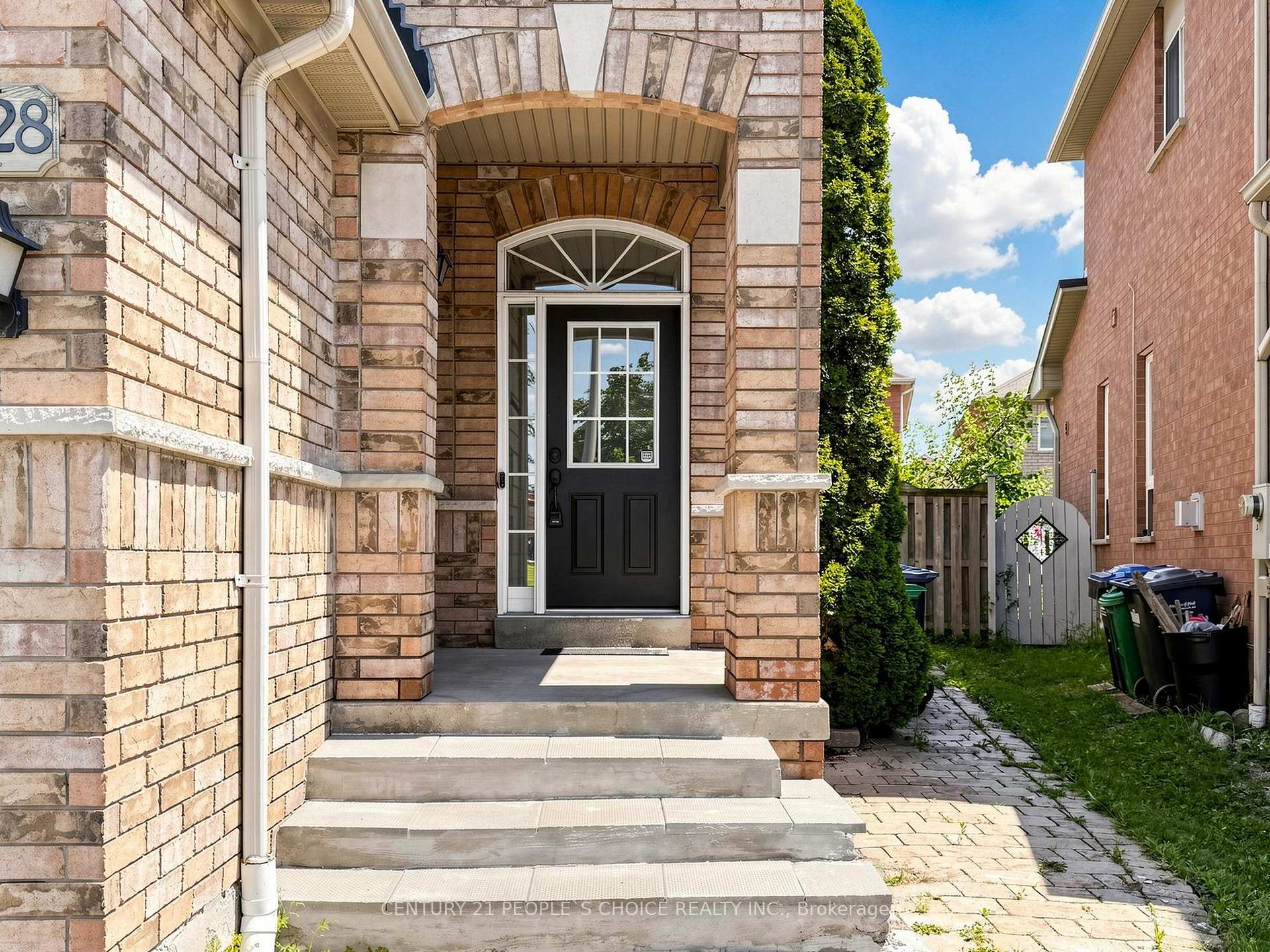 Photo 6 of 828 Khan Crescent, Mississauga, East Credit — HOMEH