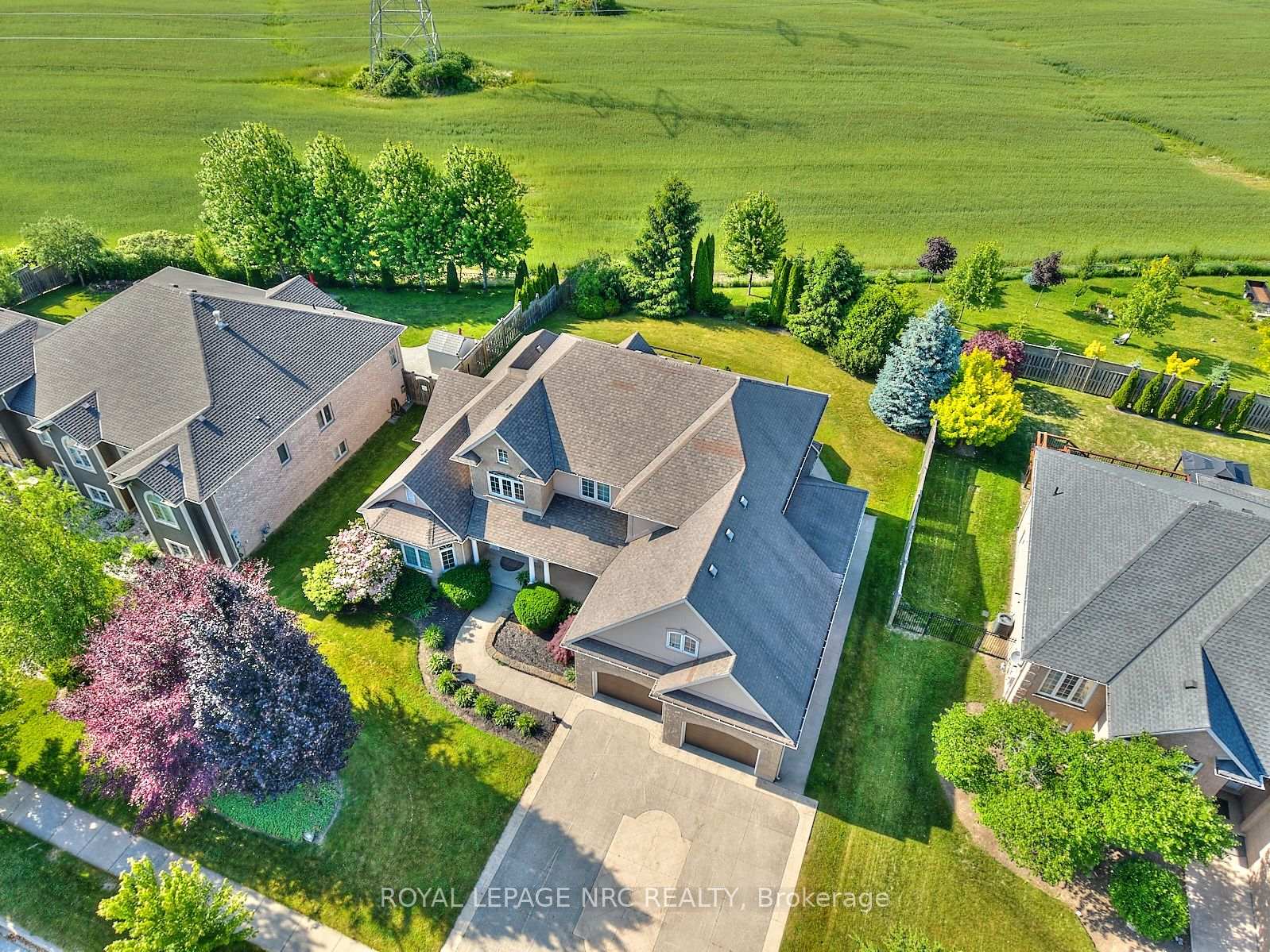 Photo 3 of 7995 Cathedral Drive, Niagara Falls, Mt. Carmel — HOMEH