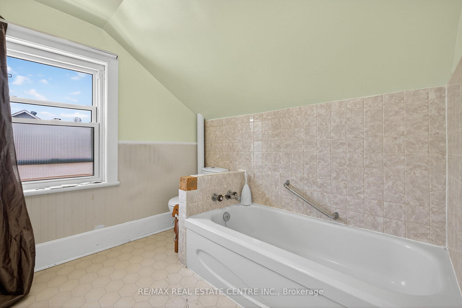 Photo 33 of 135 Frederick Street E, Wellington North, Arthur — HOMEH