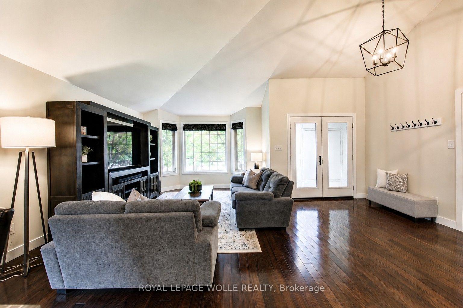 Photo 5 of 561 Chancery Lane, Waterloo, Columbia Forest — HOMEH