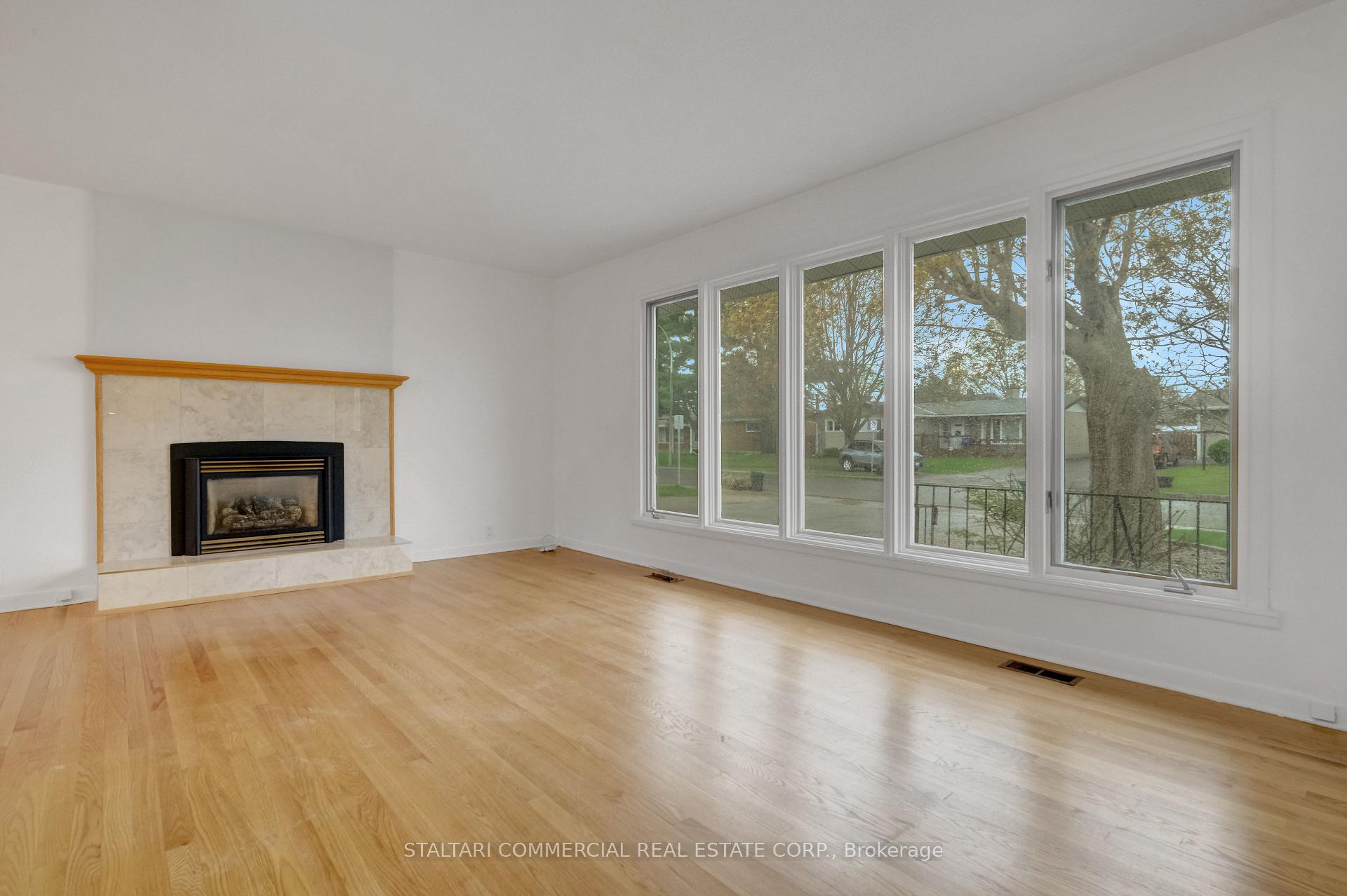 Photo 3 of 1156 Deer Park Road W, Ottawa, City View/Skyline/Fisher Heights/Parkwood Hills — HOMEH