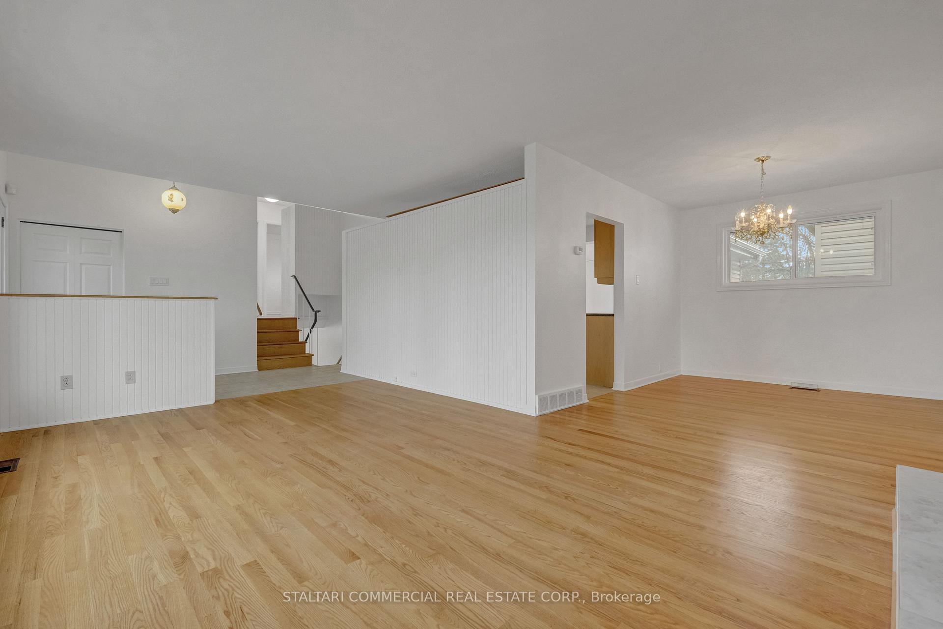 Photo 5 of 1156 Deer Park Road W, Ottawa, City View/Skyline/Fisher Heights/Parkwood Hills — HOMEH