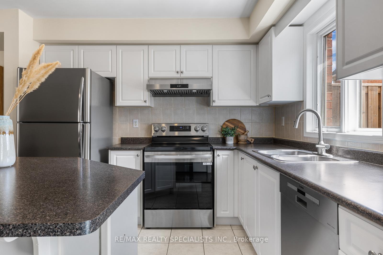 Photo 4 of Unit 8, 201 Tenth Street, Etobicoke, New Toronto — HOMEH