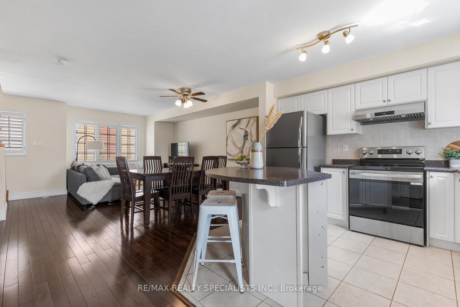 Photo 5 of Unit 8, 201 Tenth Street, Etobicoke, New Toronto — HOMEH