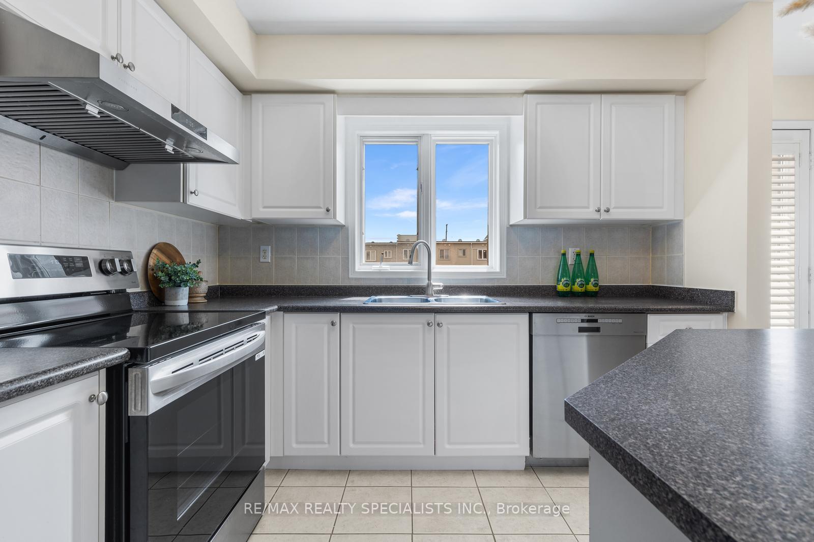 Photo 6 of Unit 8, 201 Tenth Street, Etobicoke, New Toronto — HOMEH