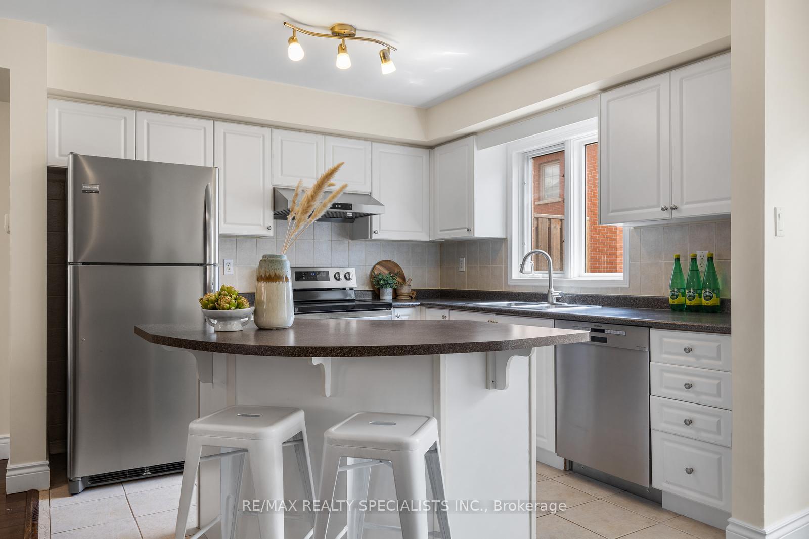 Photo 7 of Unit 8, 201 Tenth Street, Etobicoke, New Toronto — HOMEH
