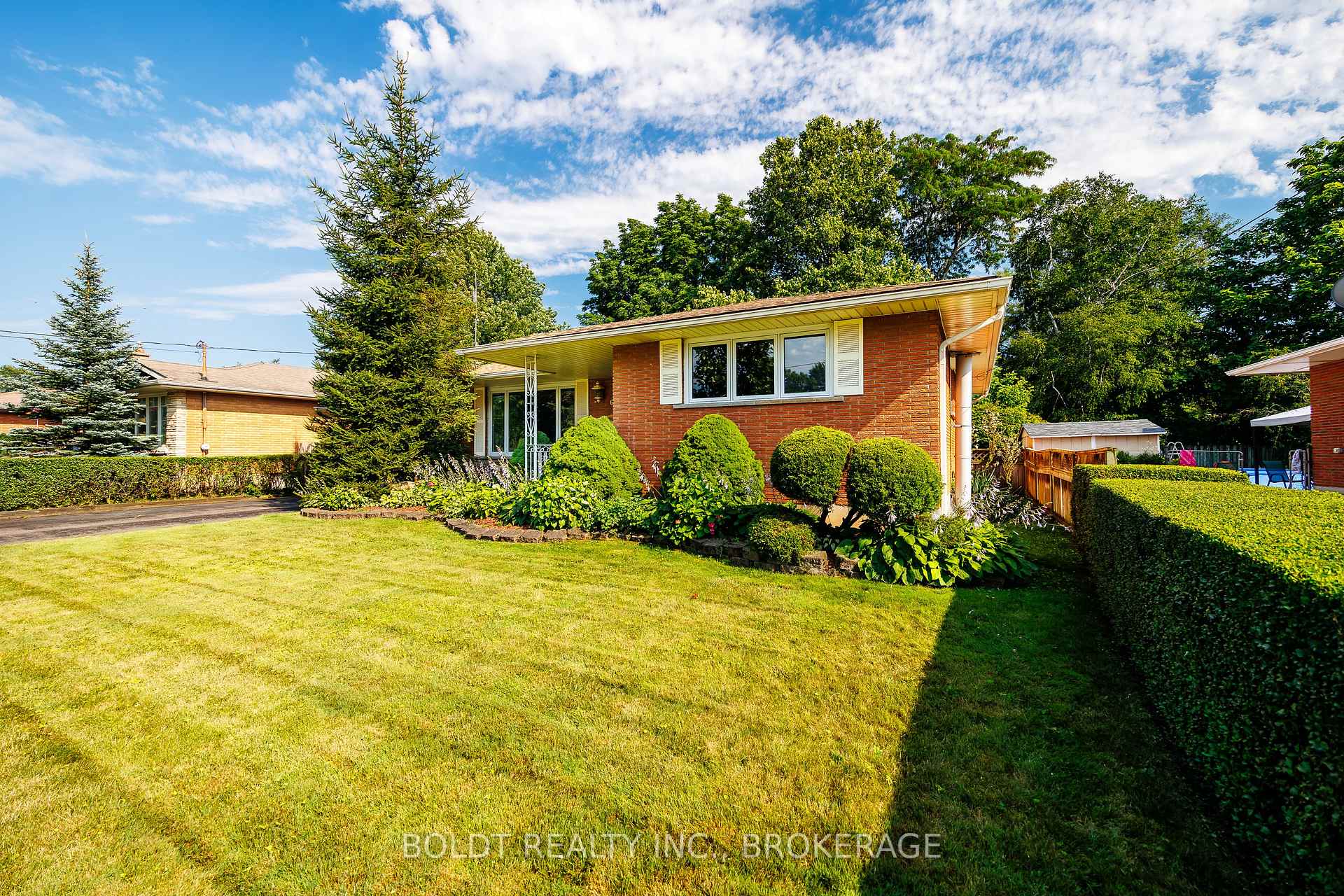 Photo 2 of 620 Scott Street, St. Catharines, Carlton/Bunting — HOMEH