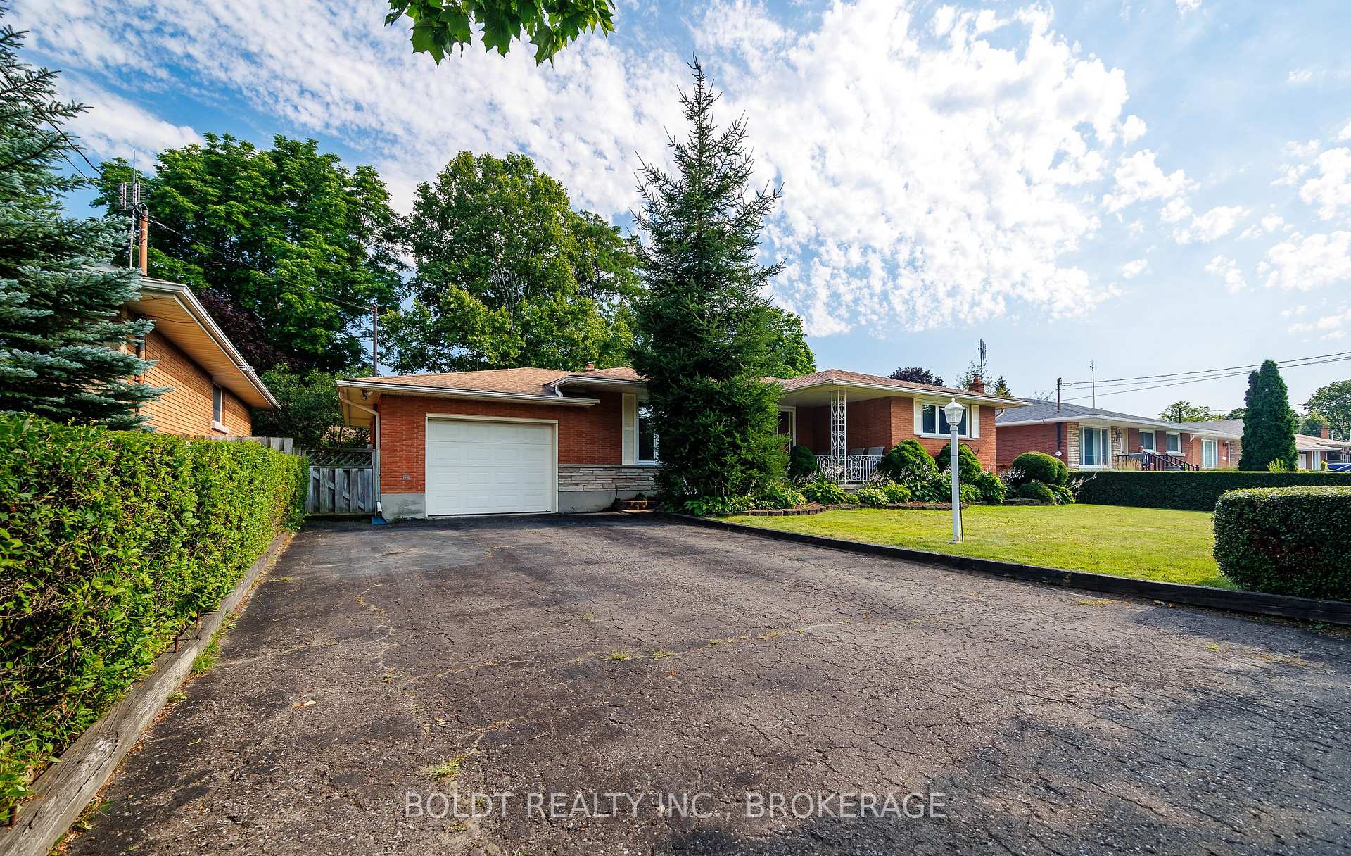 Photo 3 of 620 Scott Street, St. Catharines, Carlton/Bunting — HOMEH