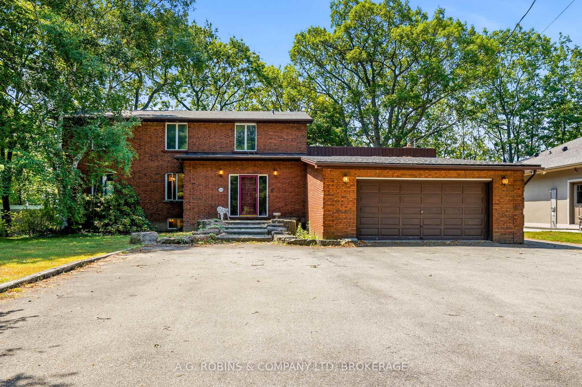 Photo of 559 Lakeshore Road E