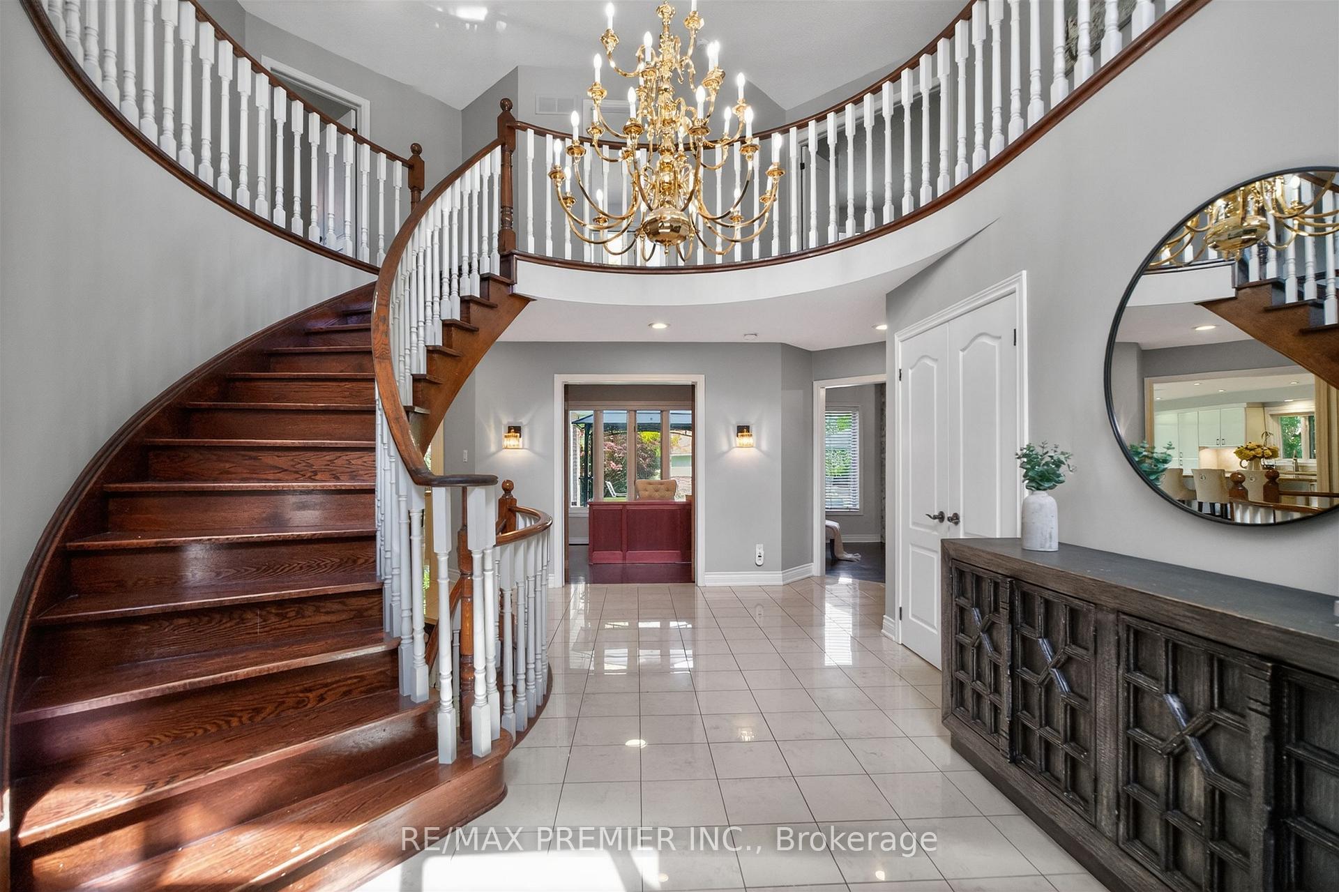 Photo 3 of 298 Castlehill Road, Vaughan, Maple — HOMEH