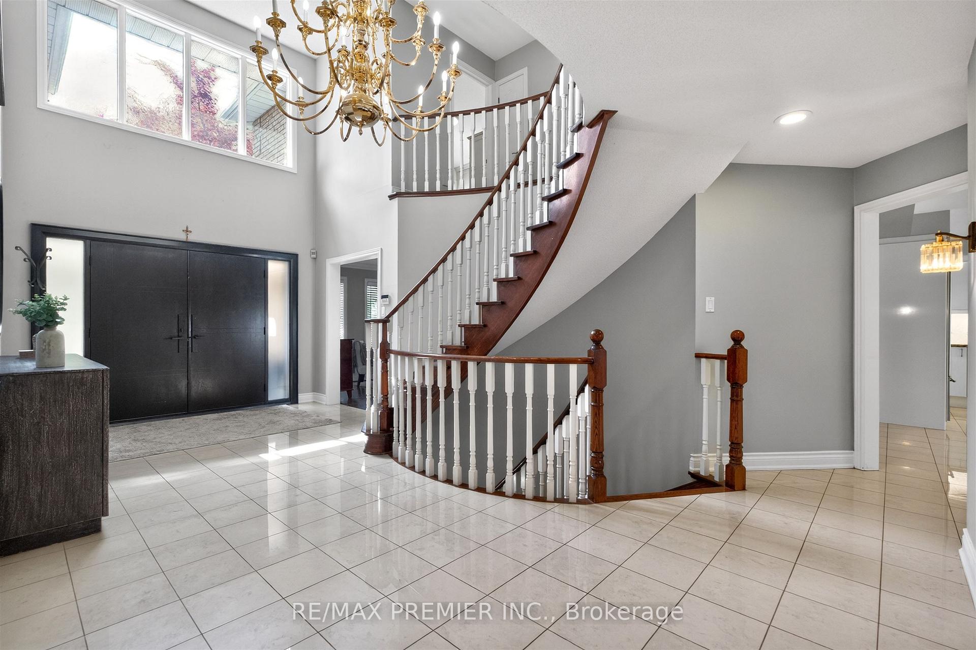 Photo 4 of 298 Castlehill Road, Vaughan, Maple — HOMEH
