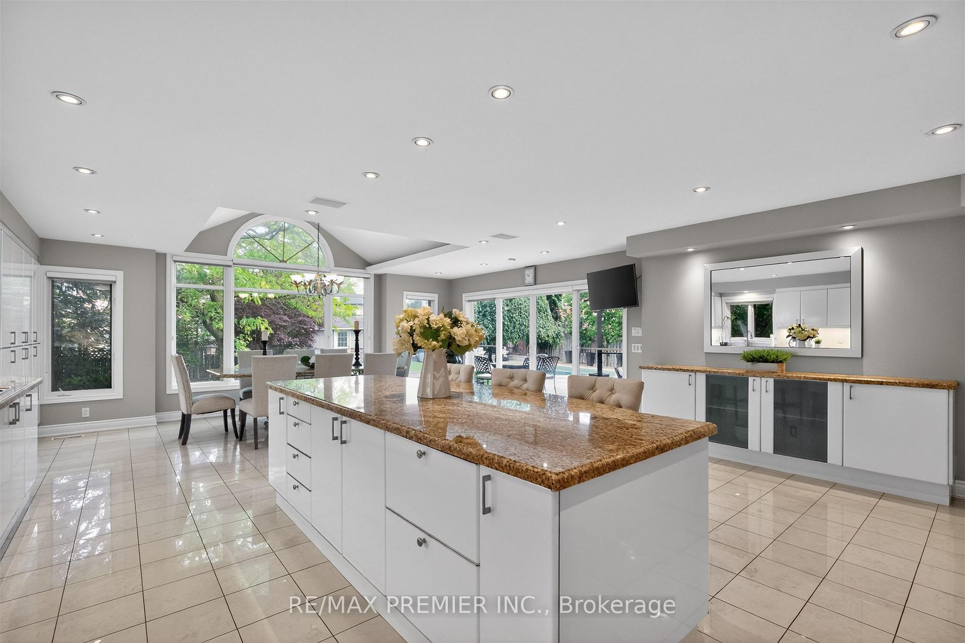 Photo 8 of 298 Castlehill Road, Vaughan, Maple — HOMEH