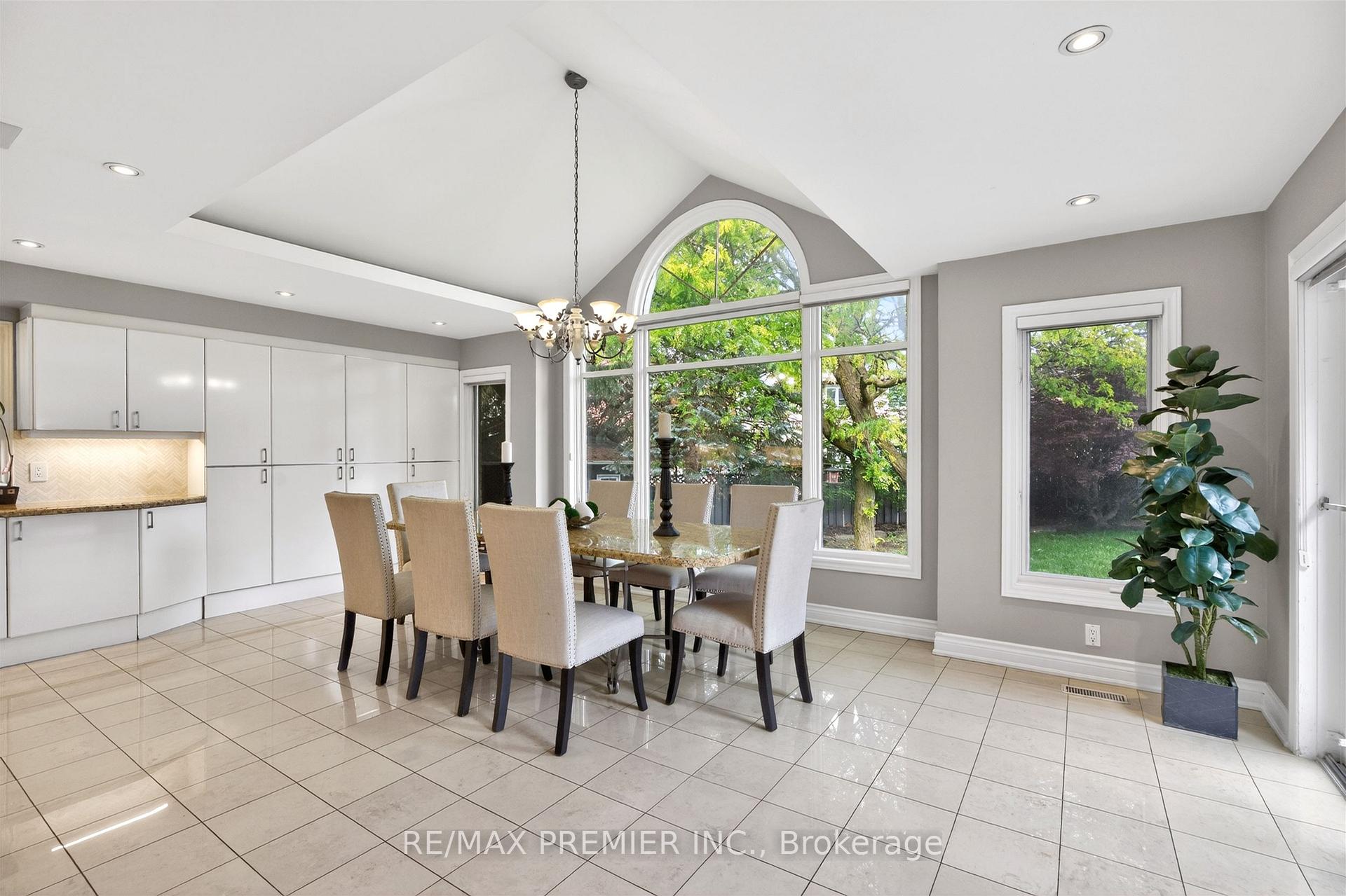 Photo 12 of 298 Castlehill Road, Vaughan, Maple — HOMEH