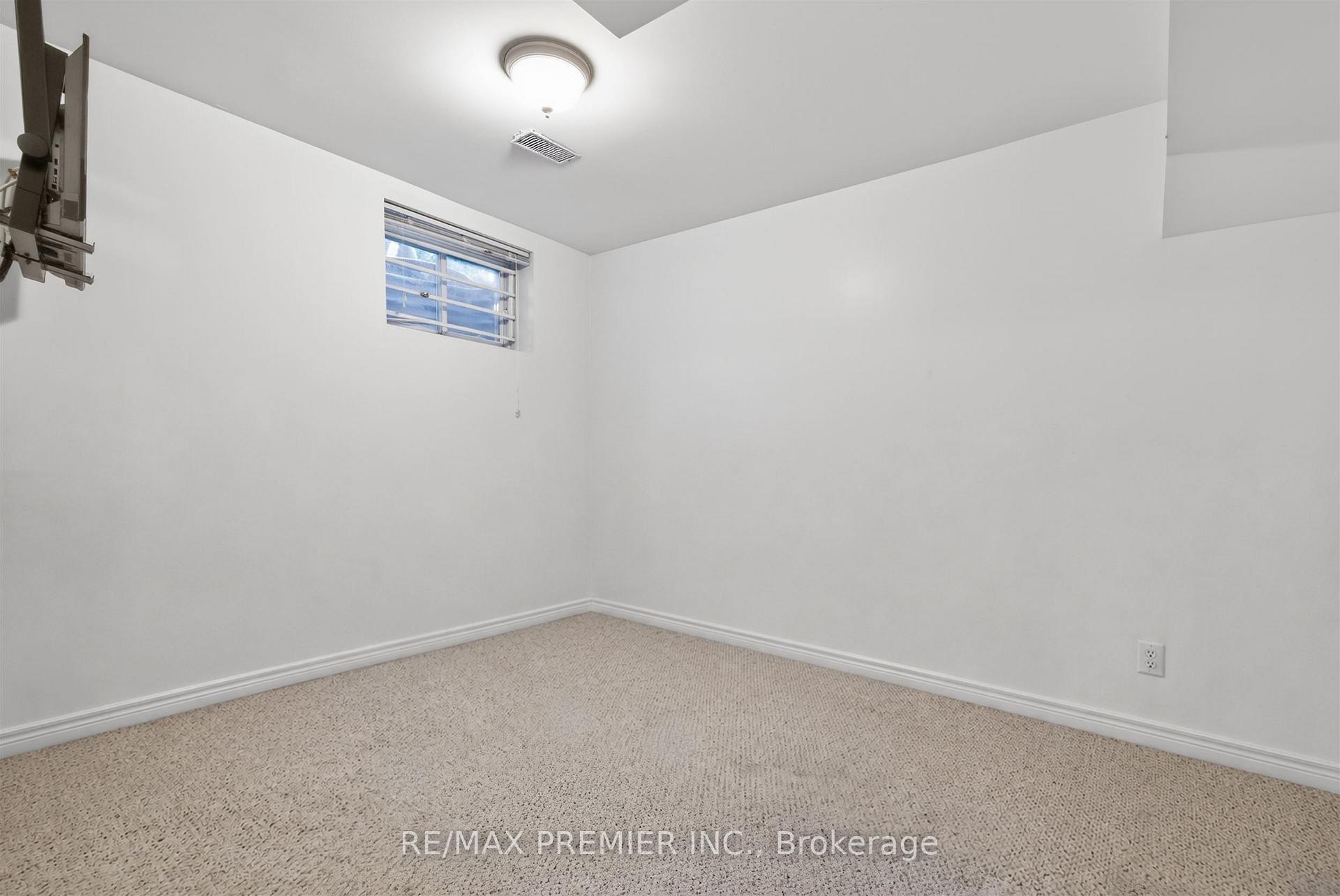 Photo 35 of 298 Castlehill Road, Vaughan, Maple — HOMEH
