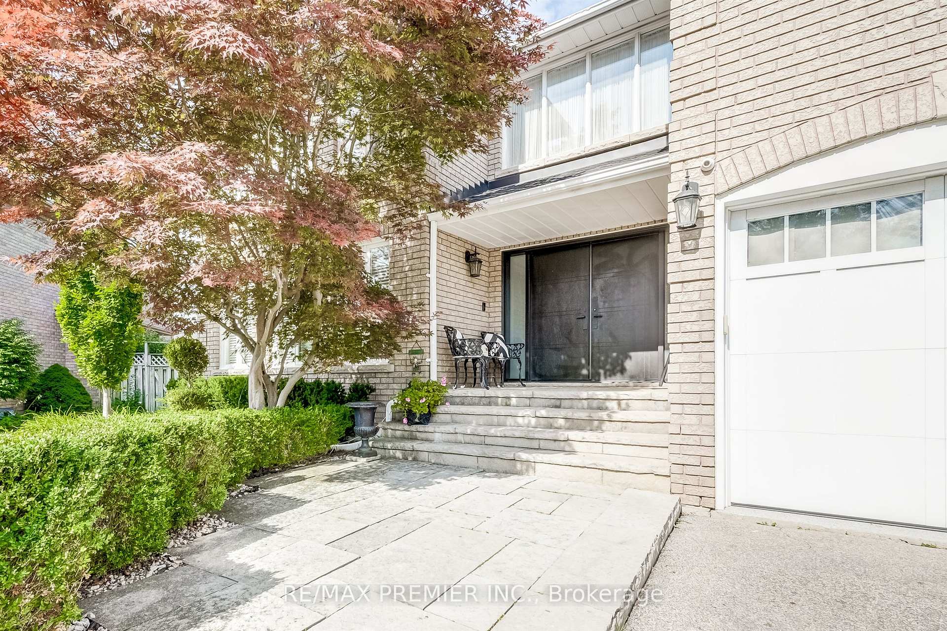 Photo 2 of 298 Castlehill Road, Vaughan, Maple — HOMEH
