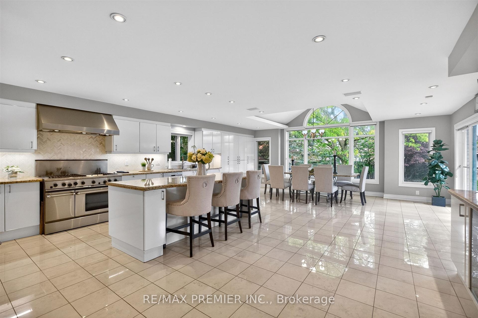Photo 7 of 298 Castlehill Road, Vaughan, Maple — HOMEH