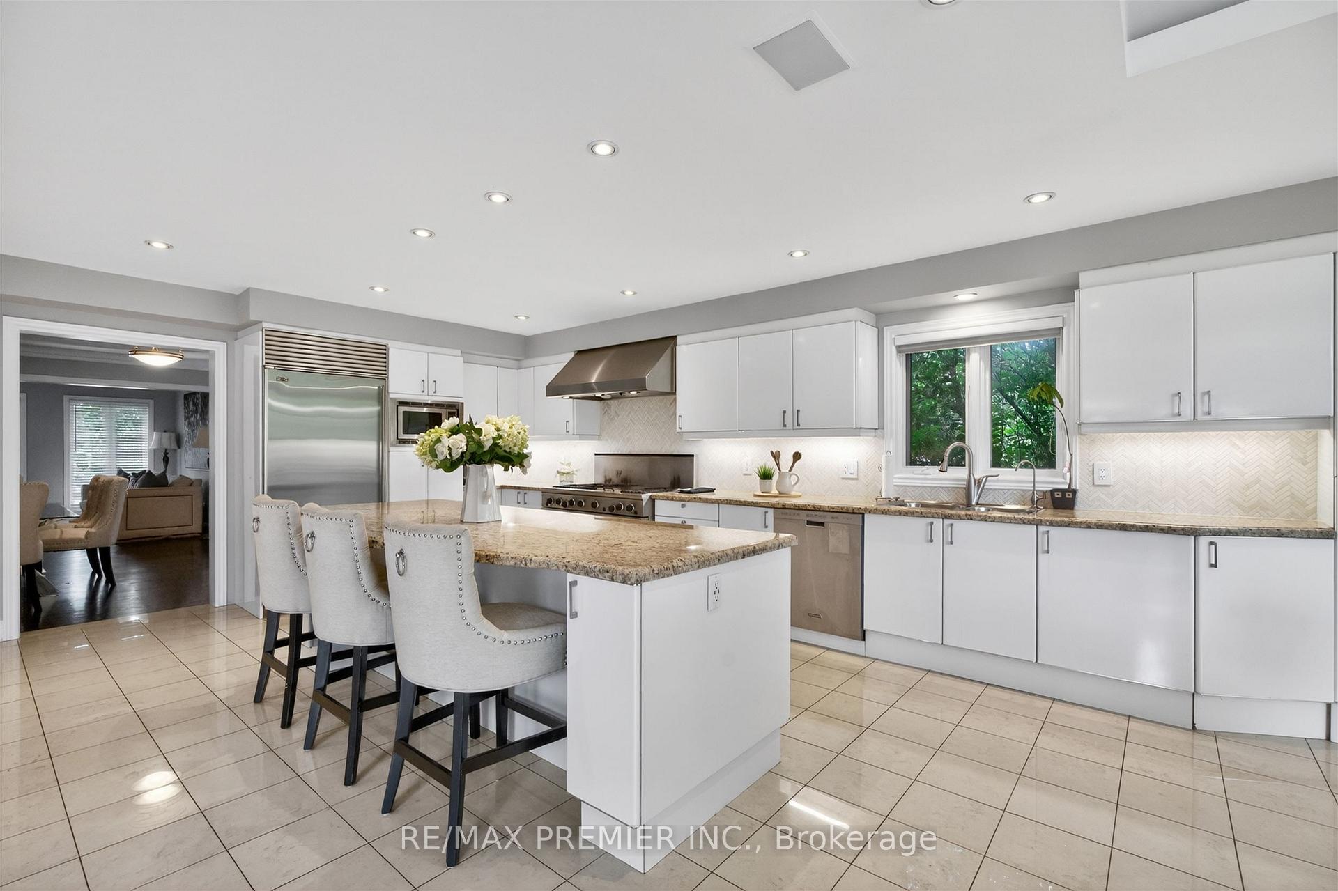 Photo 9 of 298 Castlehill Road, Vaughan, Maple — HOMEH