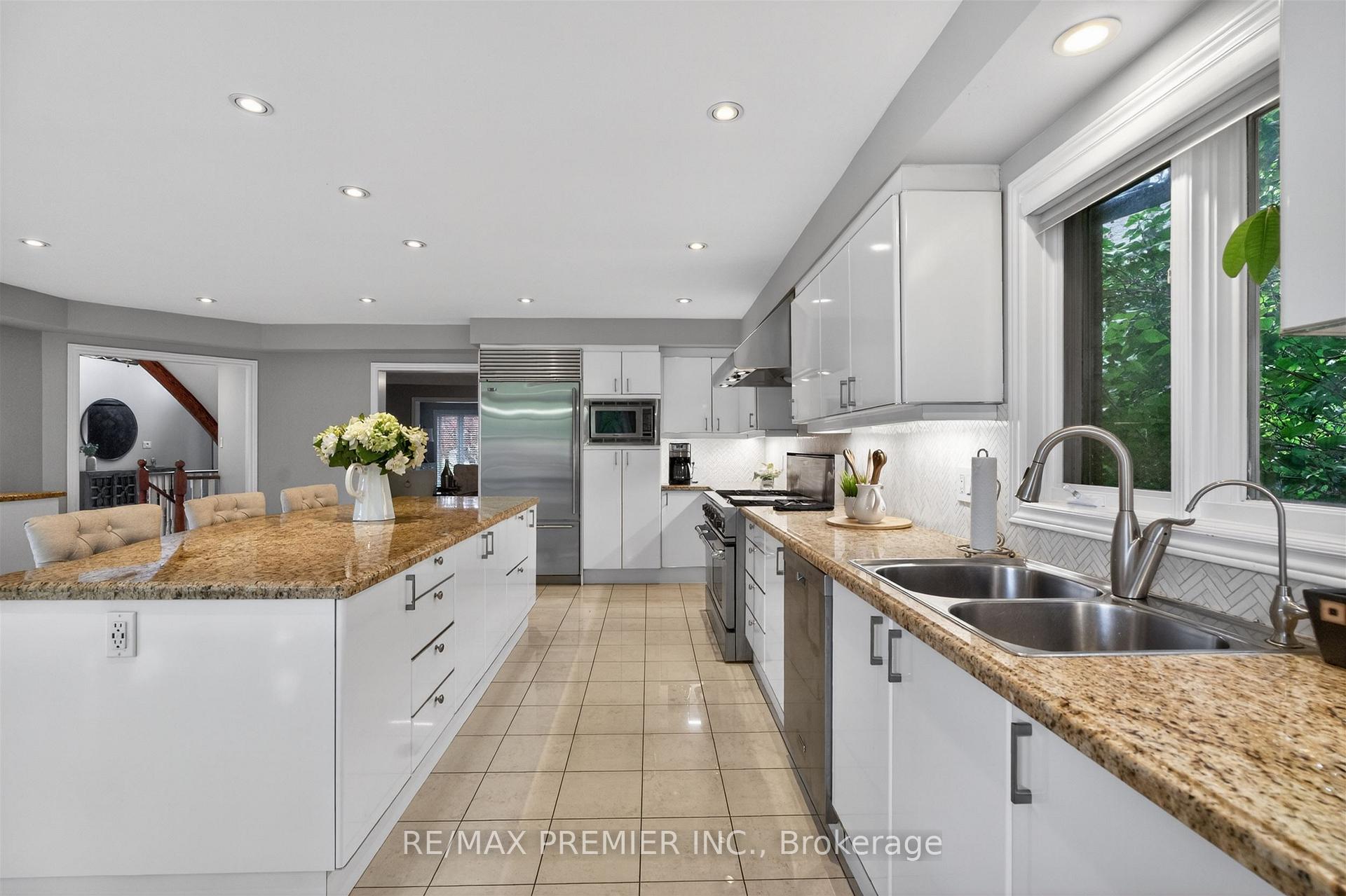 Photo 10 of 298 Castlehill Road, Vaughan, Maple — HOMEH