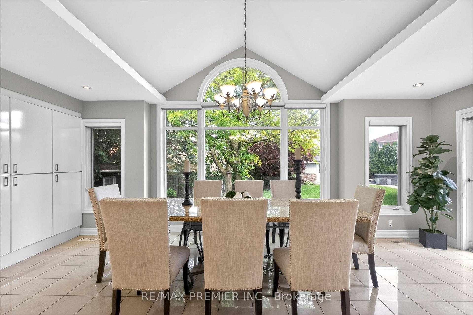 Photo 13 of 298 Castlehill Road, Vaughan, Maple — HOMEH