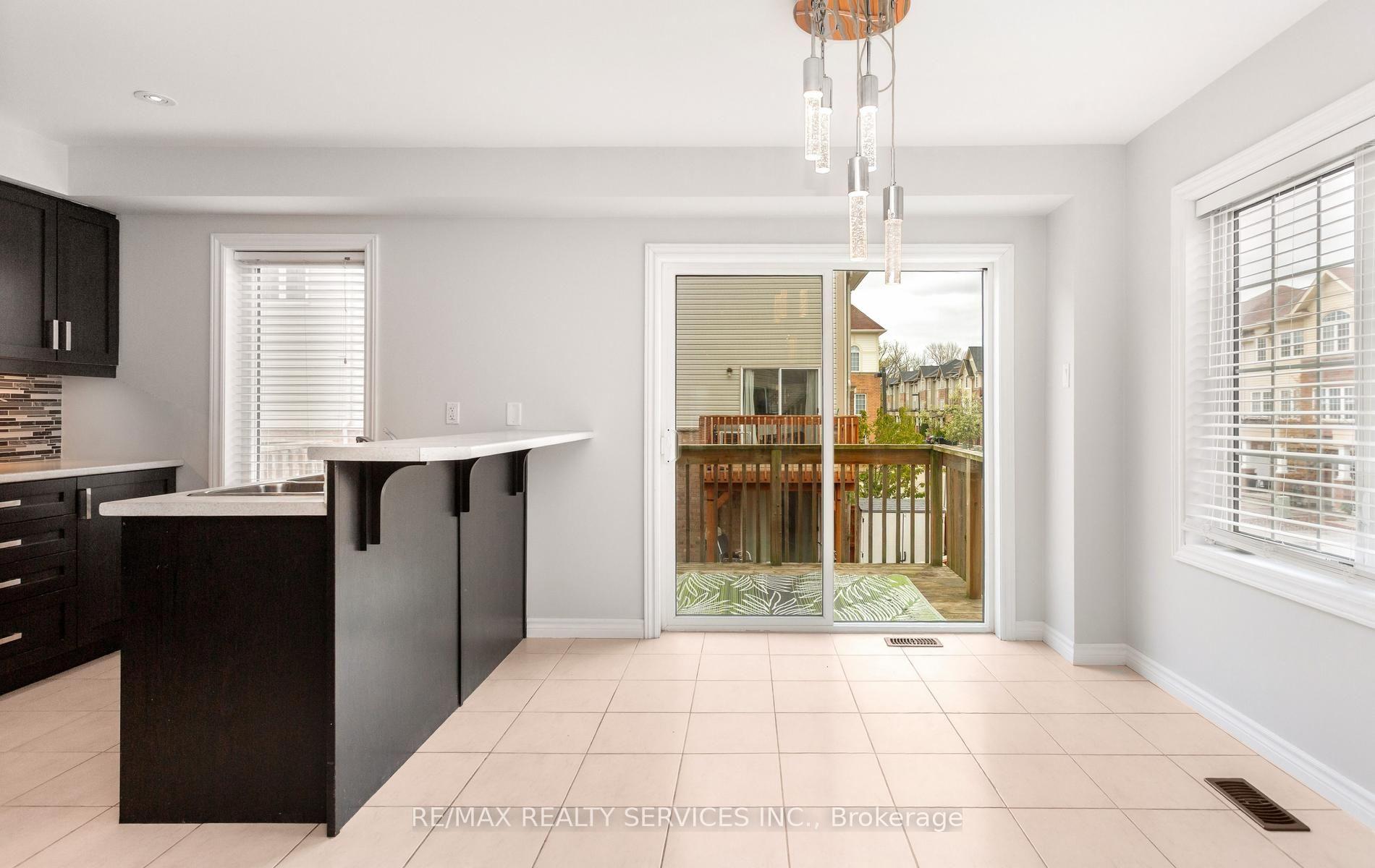 Photo 15 of 21 Dorchester Terrace, Hamilton, Stoney Creek Mountain — HOMEH