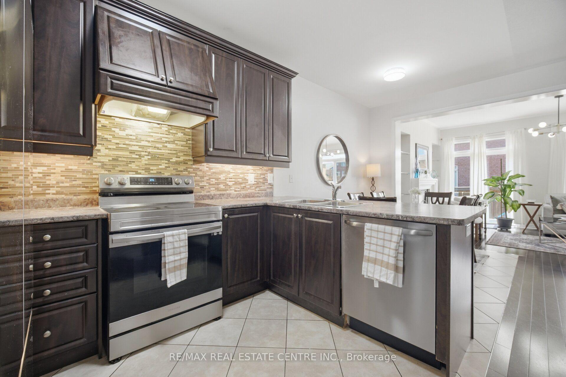 Photo 10 of 41 Lorenzo Circle, Brampton, Sandringham-Wellington — HOMEH