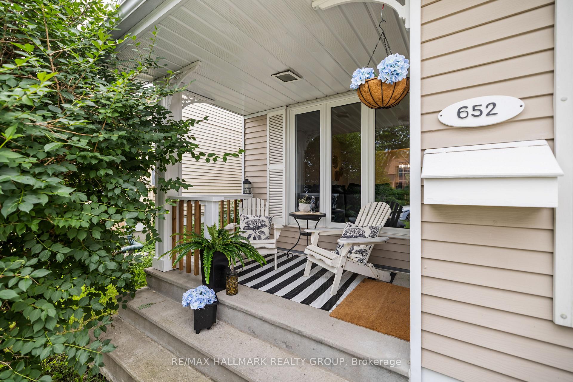Photo 2 of 652 Thicket Way, Ottawa, Fallingbrook/Gardenway South — HOMEH