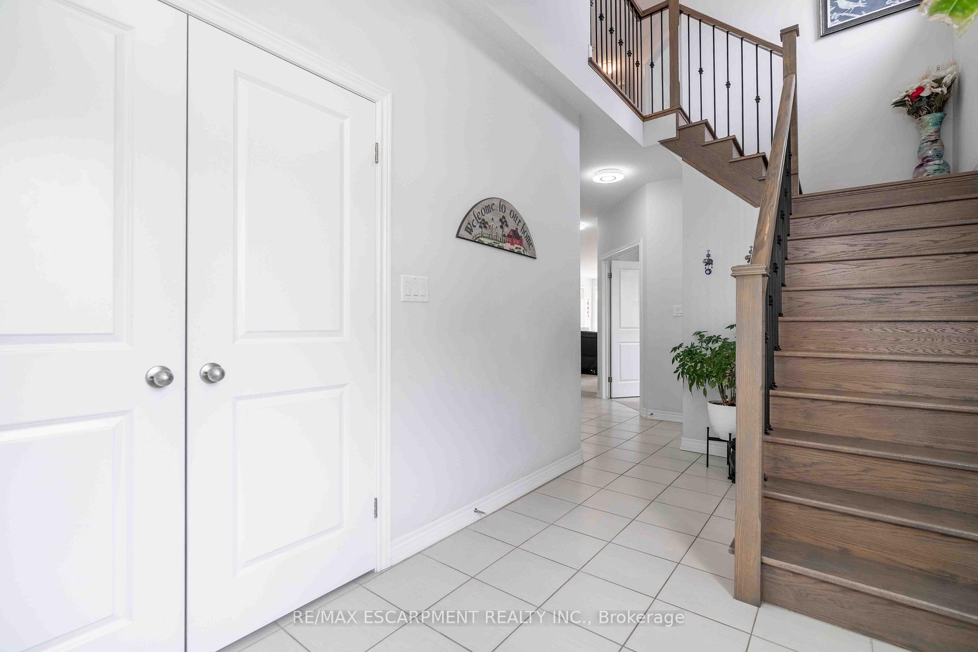 Photo 4 of 3 Narbonne Crescent, Hamilton, Stoney Creek Mountain — HOMEH