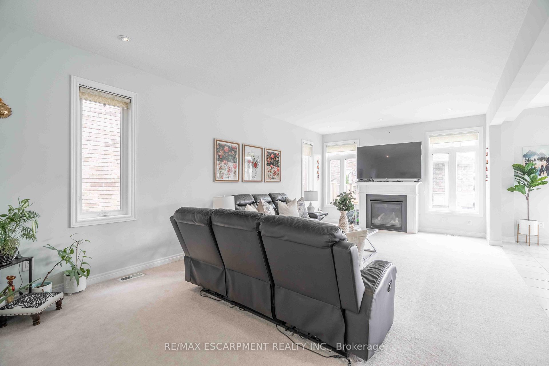 Photo 8 of 3 Narbonne Crescent, Hamilton, Stoney Creek Mountain — HOMEH