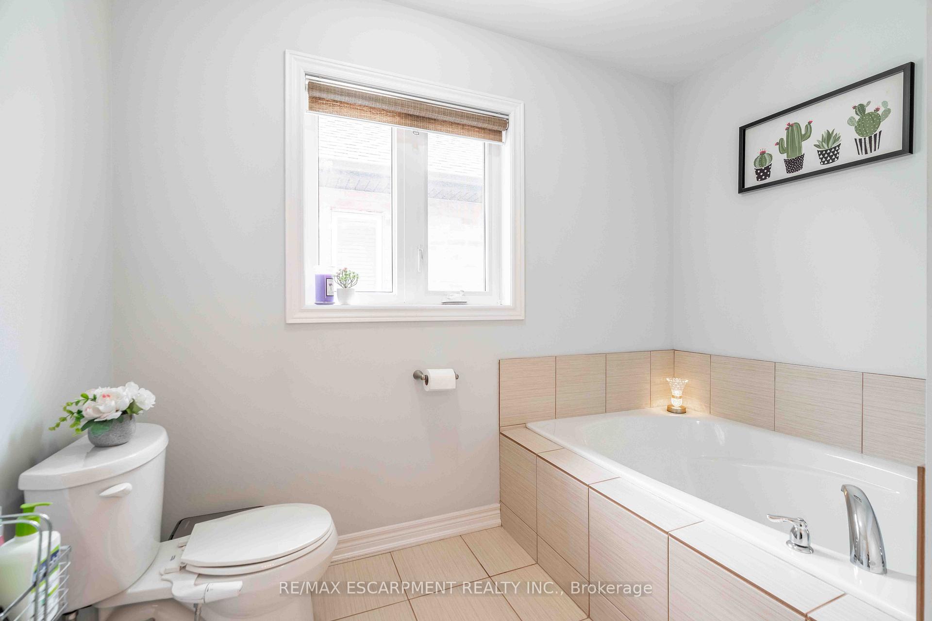 Photo 32 of 3 Narbonne Crescent, Hamilton, Stoney Creek Mountain — HOMEH