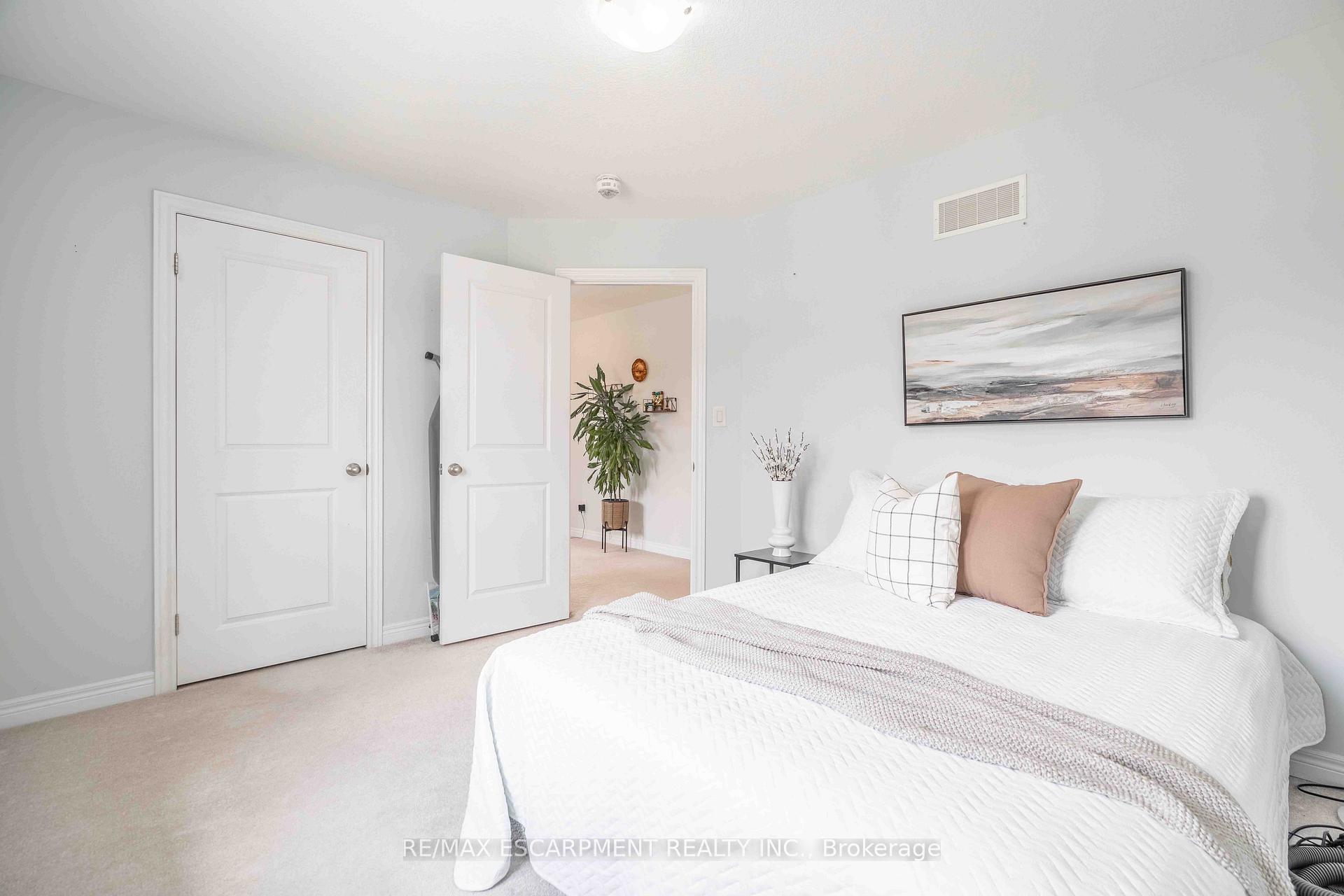 Photo 36 of 3 Narbonne Crescent, Hamilton, Stoney Creek Mountain — HOMEH