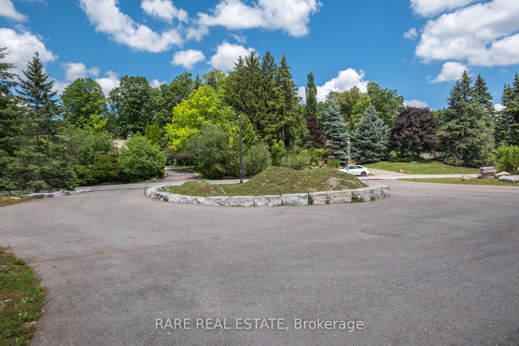 Photo 4 of 23 Valleyview Court, Vaughan, Kleinburg — HOMEH