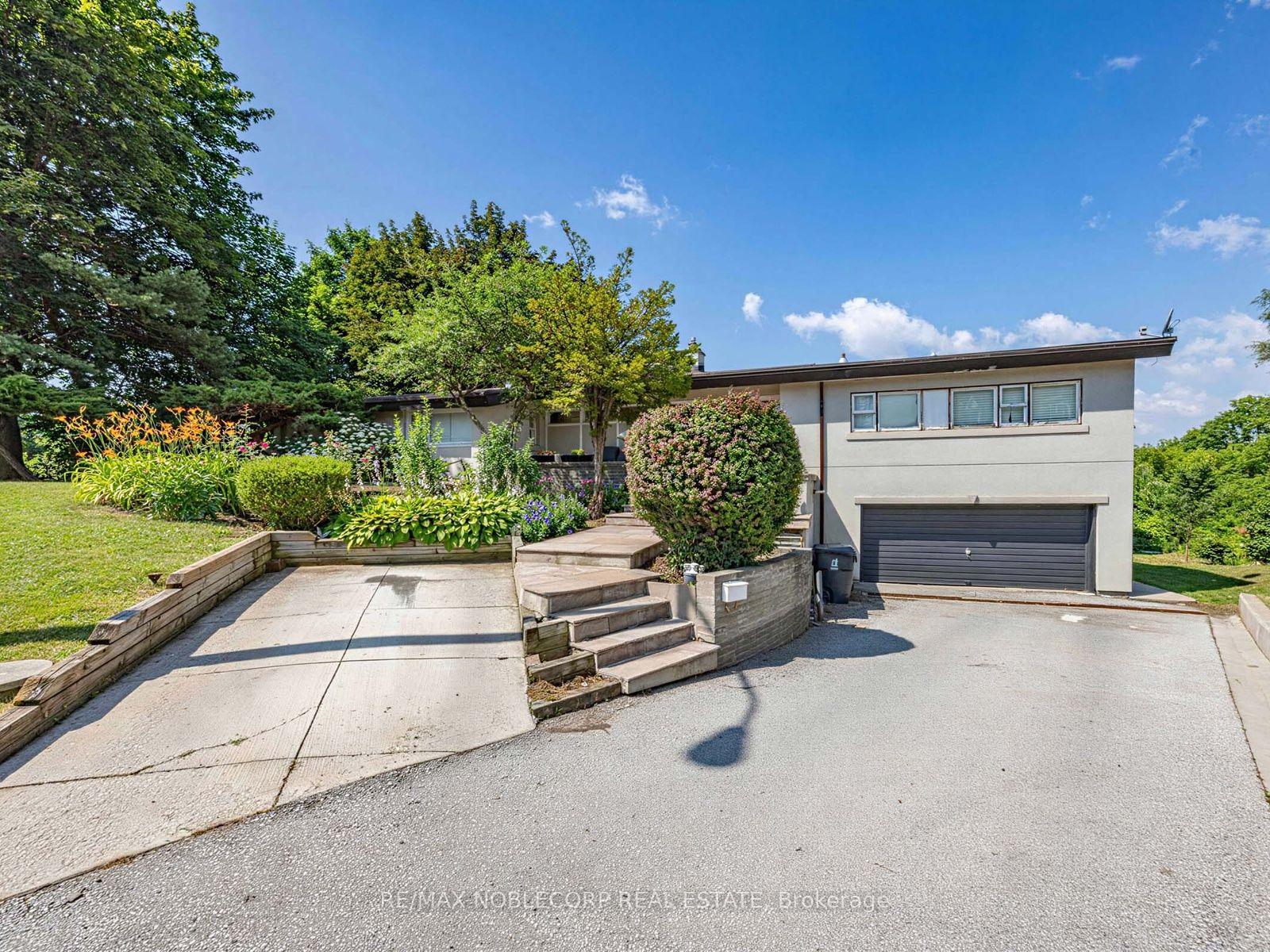 Photo 5 of 12 George McKenzie Court, North York, Humberlea-Pelmo Park — HOMEH