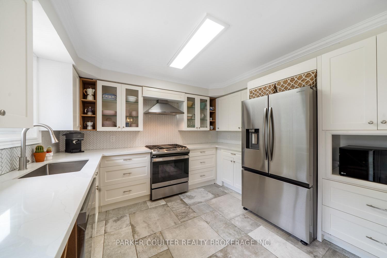 Photo 10 of 289 Pine Drive, Barrie, Bayshore — HOMEH