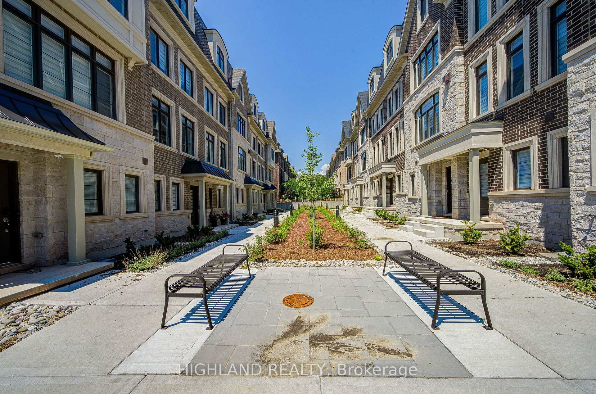 Photo 3 of Unit 22, 270 Melody Common, Oakville, River Oaks — HOMEH