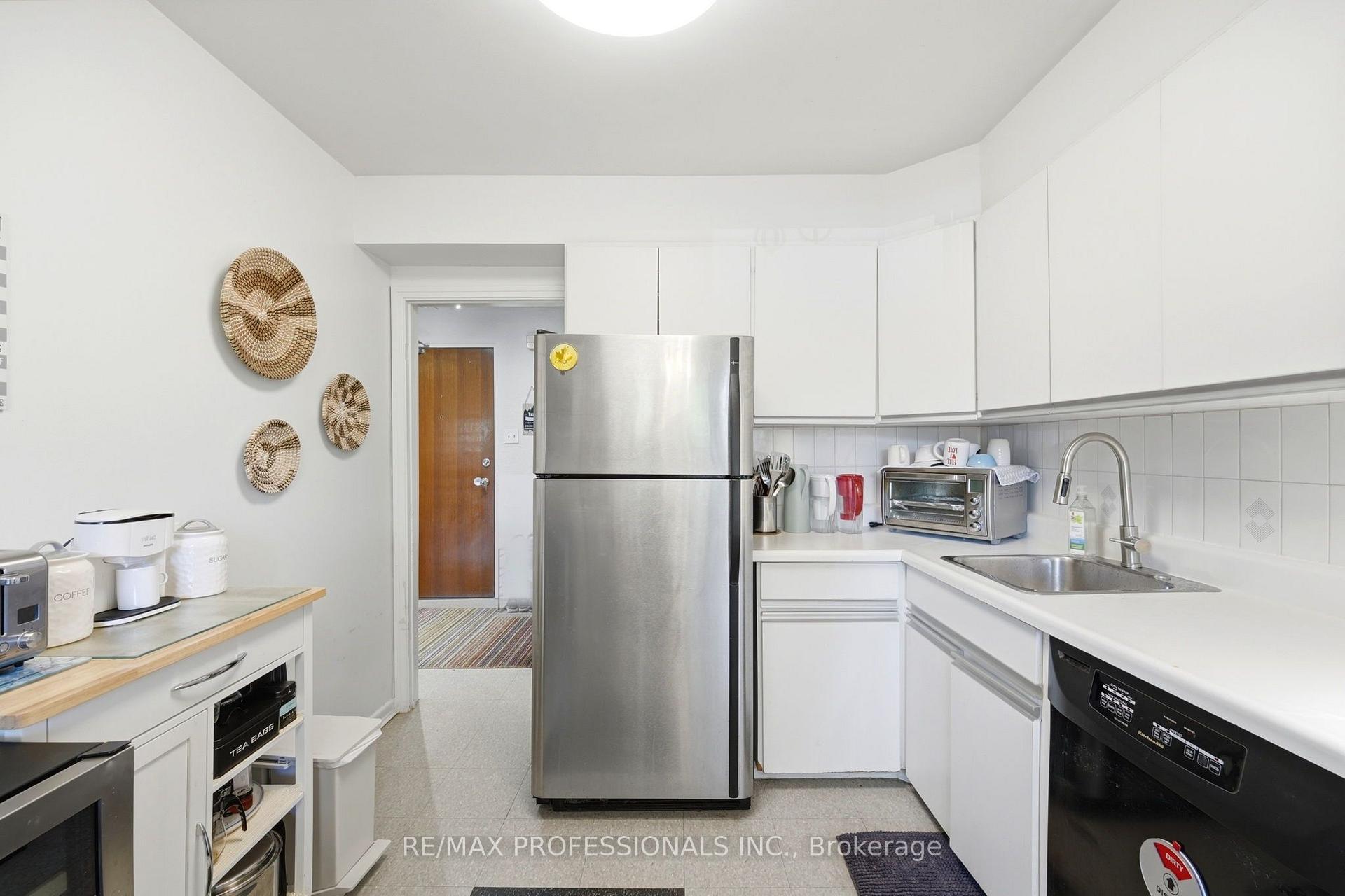 Photo 8 of Unit 12, 48 Three Valleys Drive, North York, Parkwoods-Donalda — HOMEH
