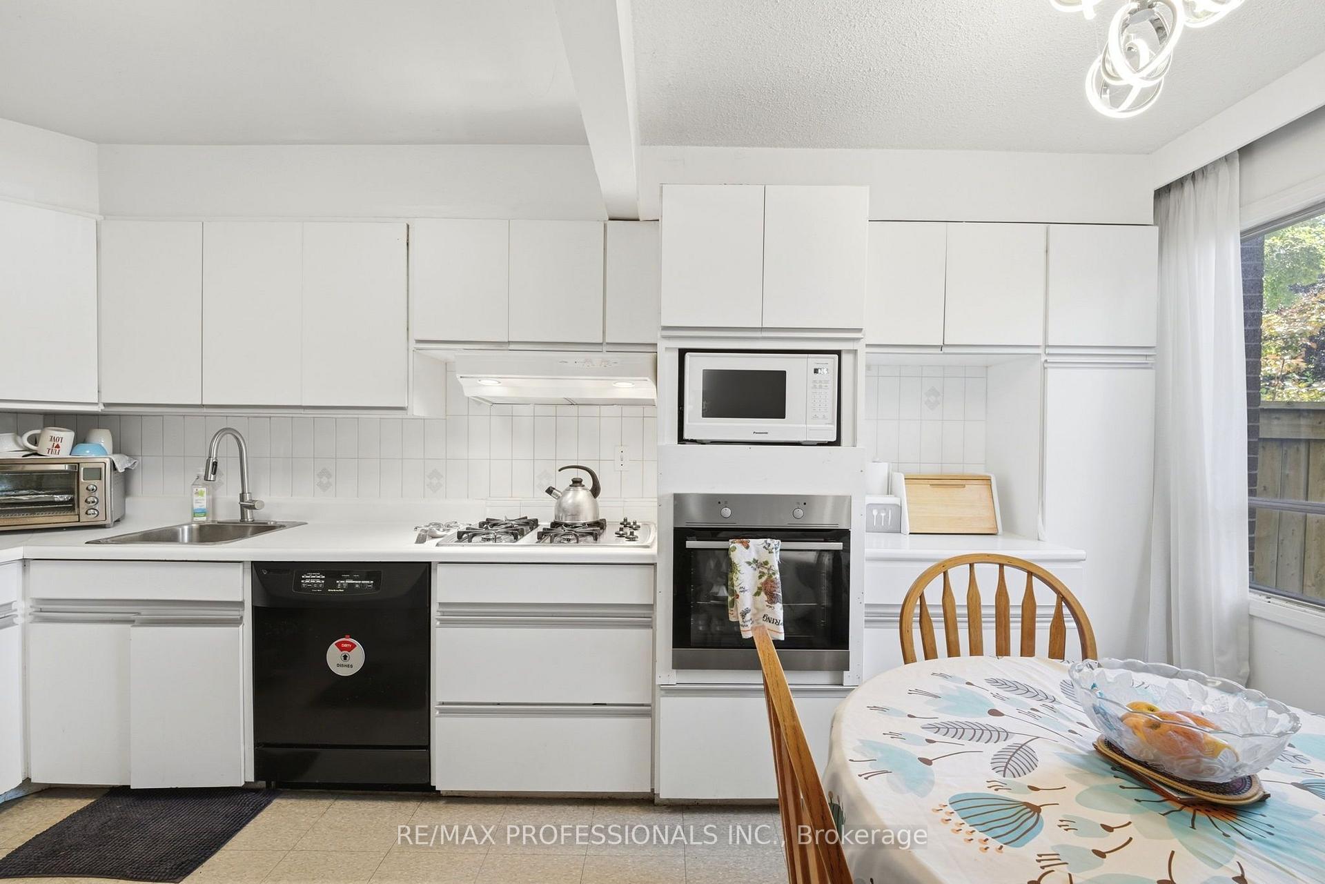 Photo 10 of Unit 12, 48 Three Valleys Drive, North York, Parkwoods-Donalda — HOMEH