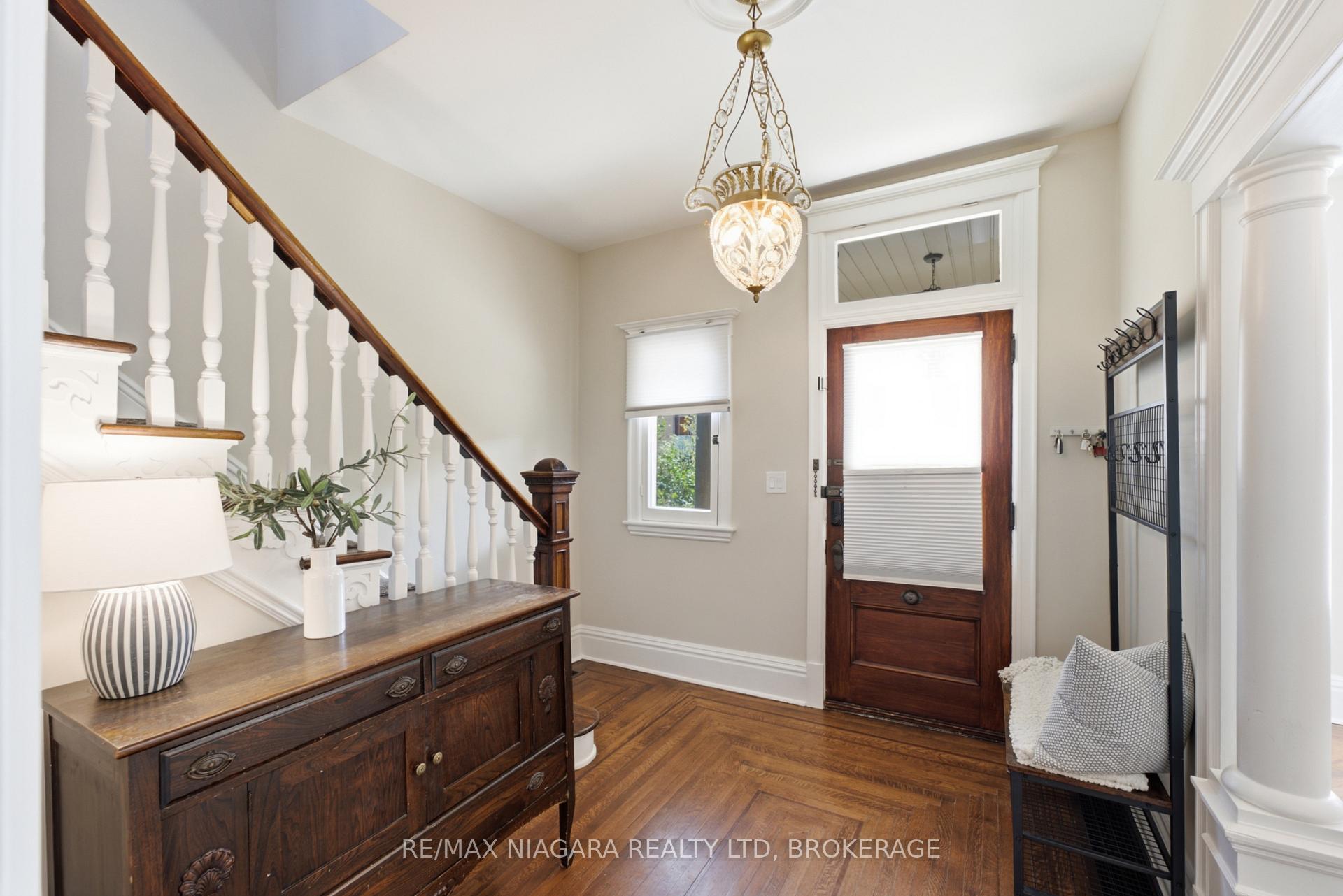Photo 5 of 2 Cottage Avenue, Hamilton, Kirkendall — HOMEH