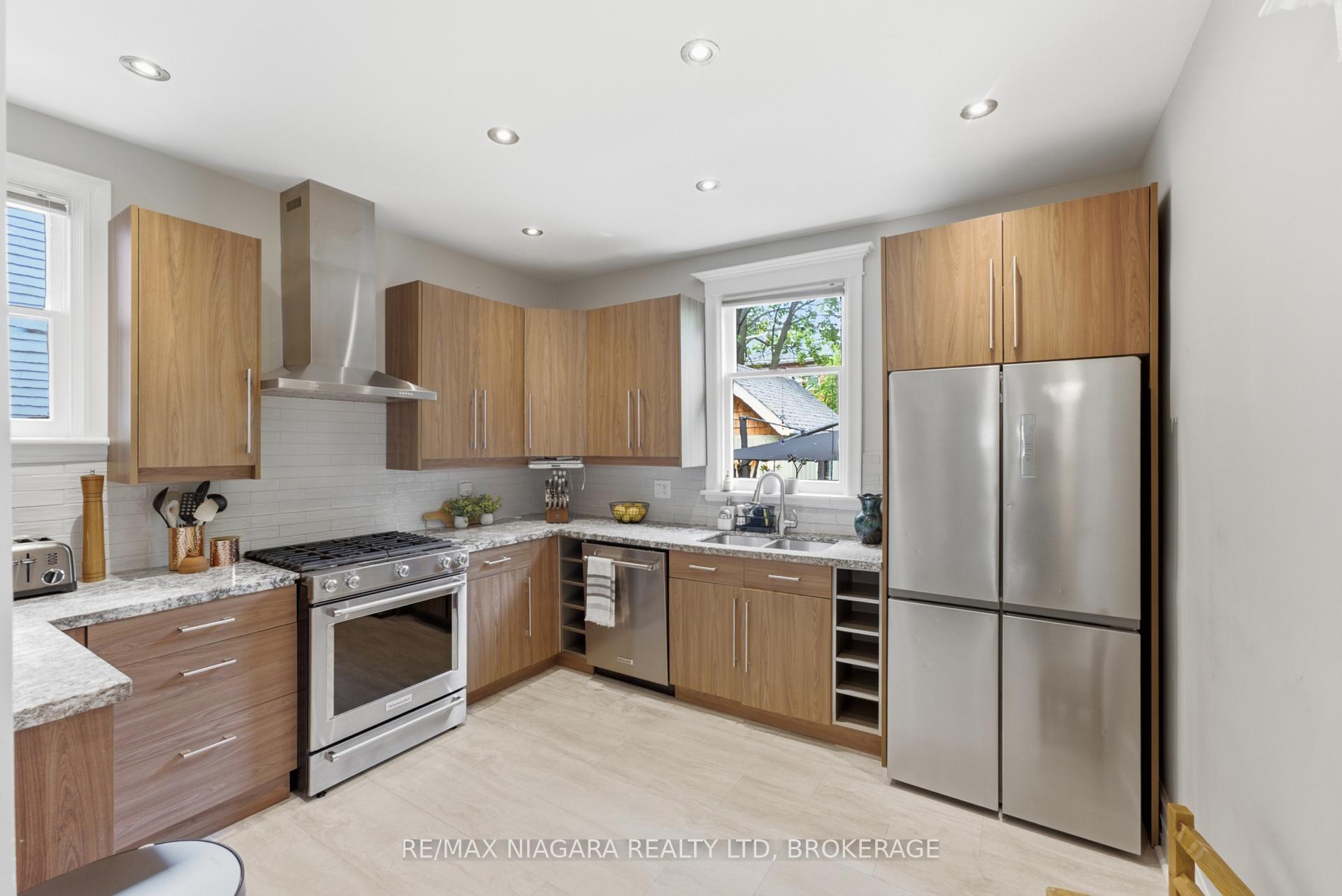 Photo 12 of 2 Cottage Avenue, Hamilton, Kirkendall — HOMEH
