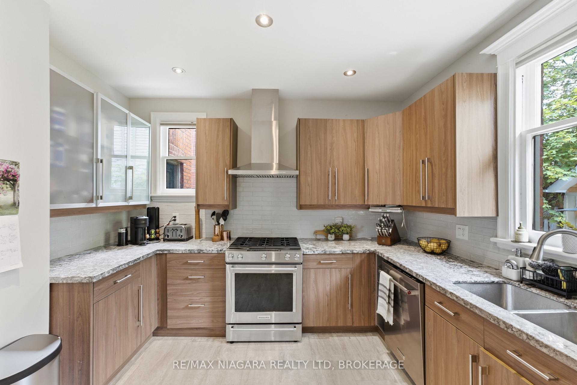 Photo 13 of 2 Cottage Avenue, Hamilton, Kirkendall — HOMEH