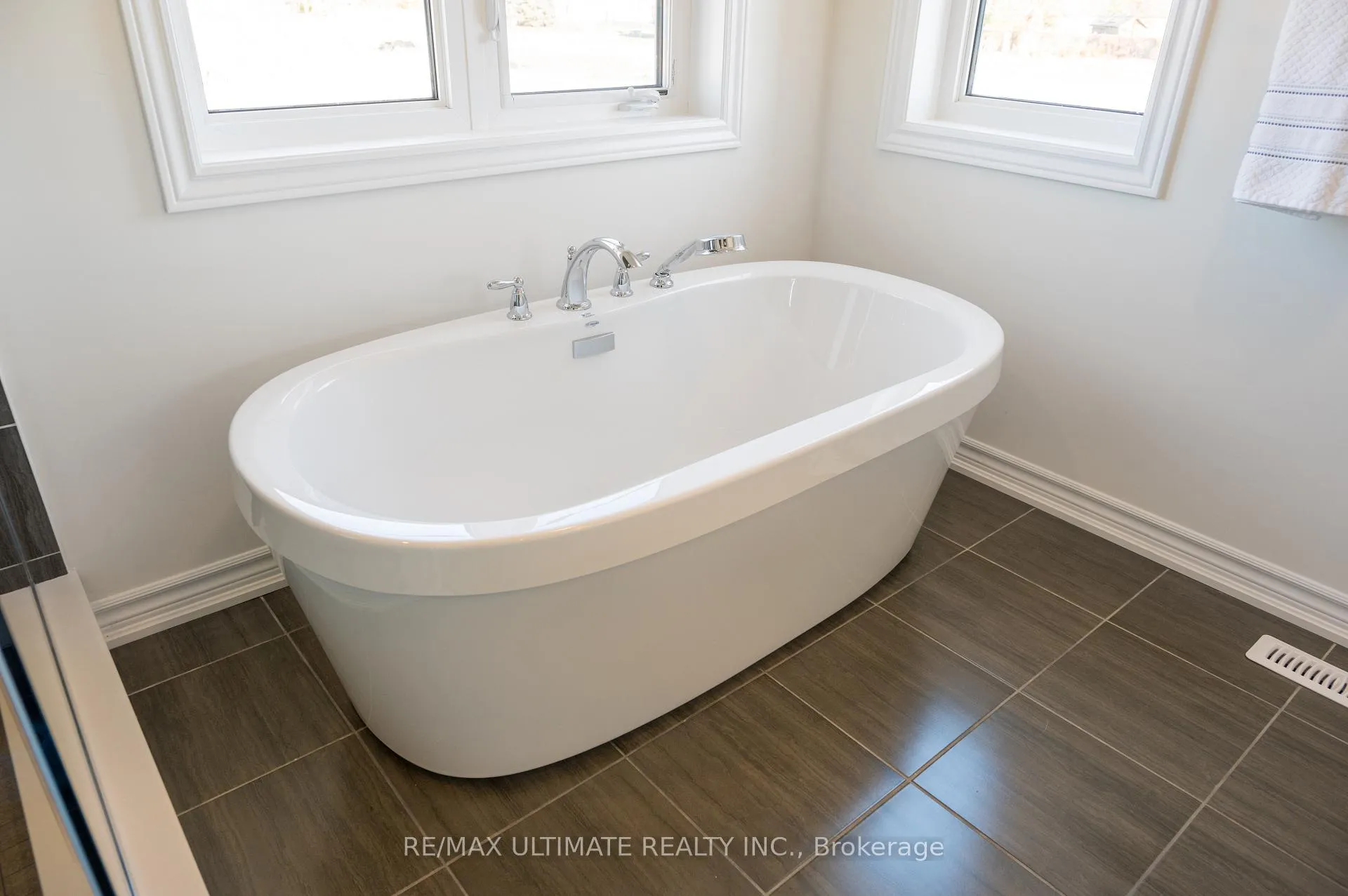 Photo 20 of 30 Sapwood Crescent, Brampton, Snelgrove — HOMEH