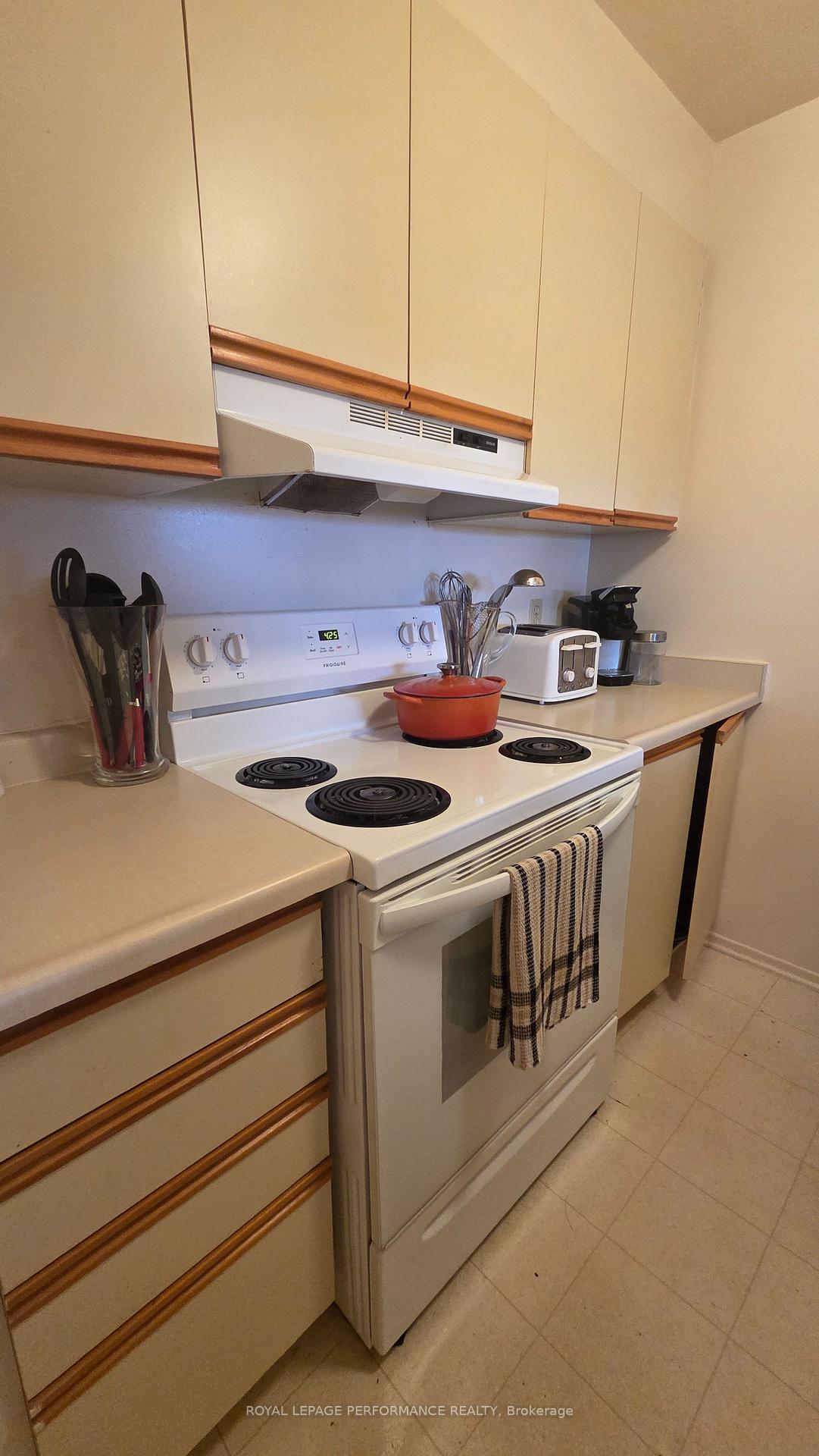 Photo 2 of Unit 115, 218 Viewmount Drive, Ottawa, Borden Farm/Stewart Farm/Carleton Heights/Parkwood Hills — HOMEH