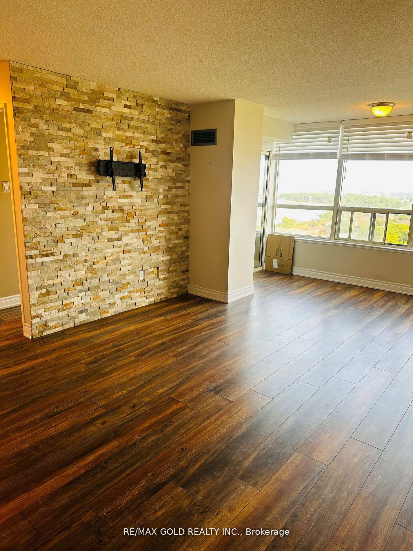 Photo 2 of Unit 1101, 400 Webb Drive, Mississauga, City Centre — HOMEH