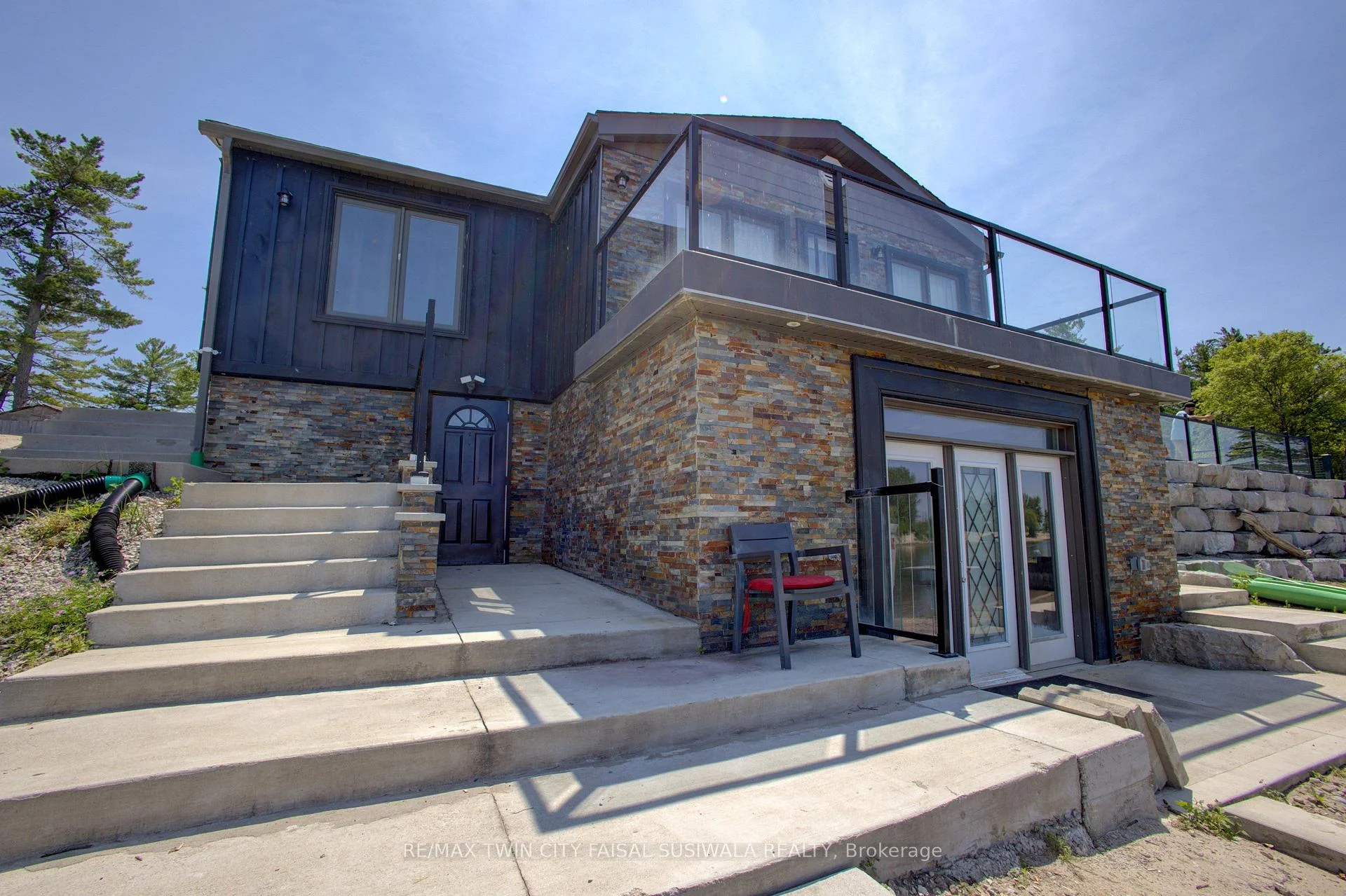 Photo 5 of 4 Browns Lane, Wasaga Beach — HOMEH