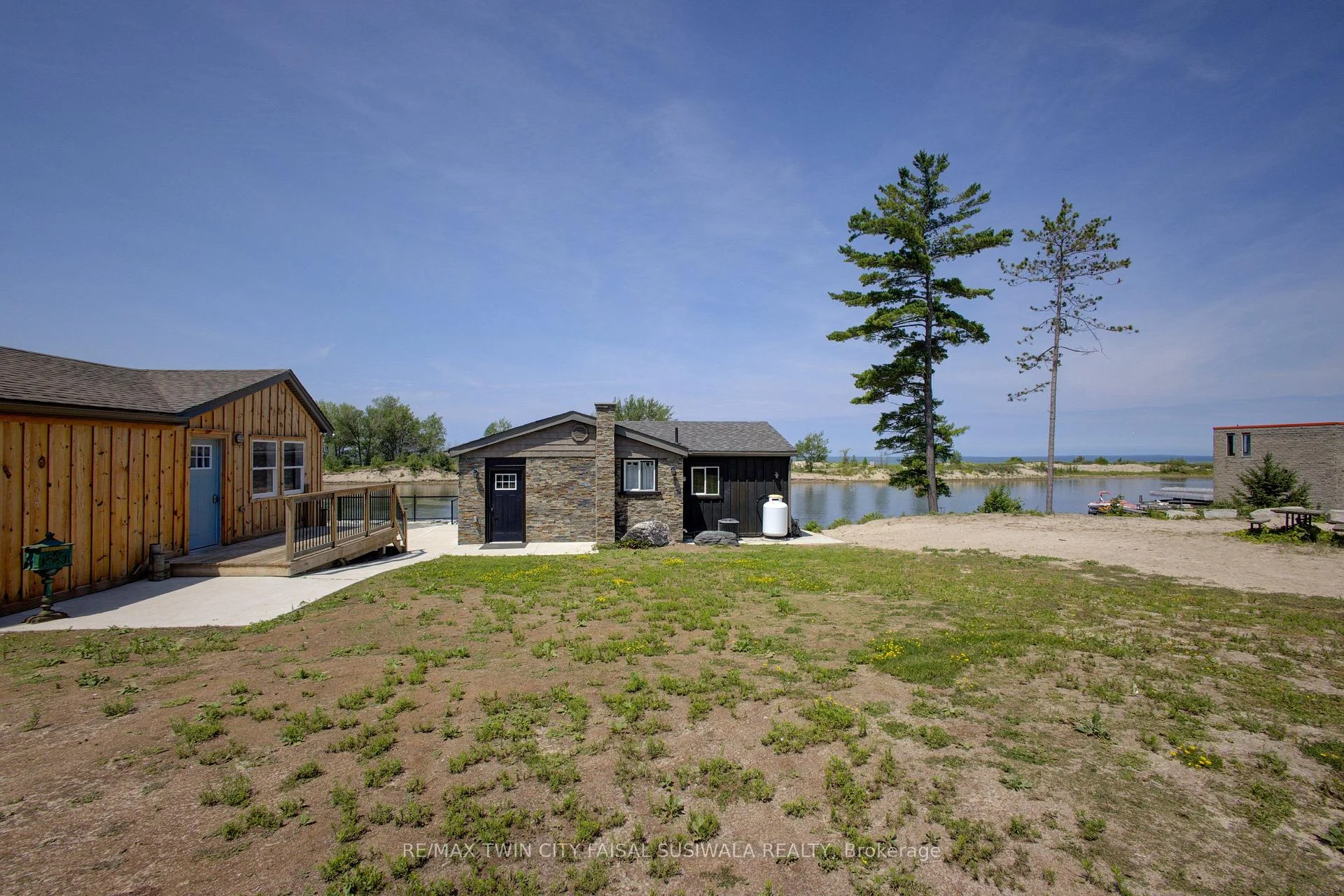 Photo 6 of 4 Browns Lane, Wasaga Beach — HOMEH