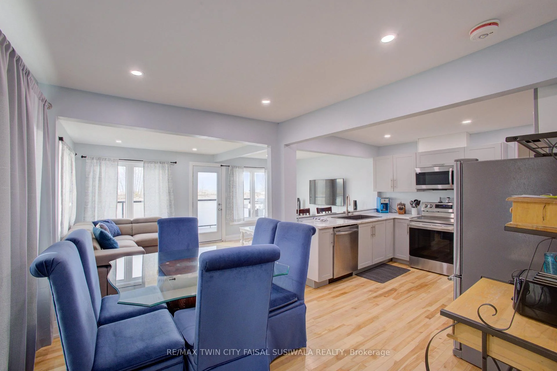 Photo 11 of 4 Browns Lane, Wasaga Beach — HOMEH