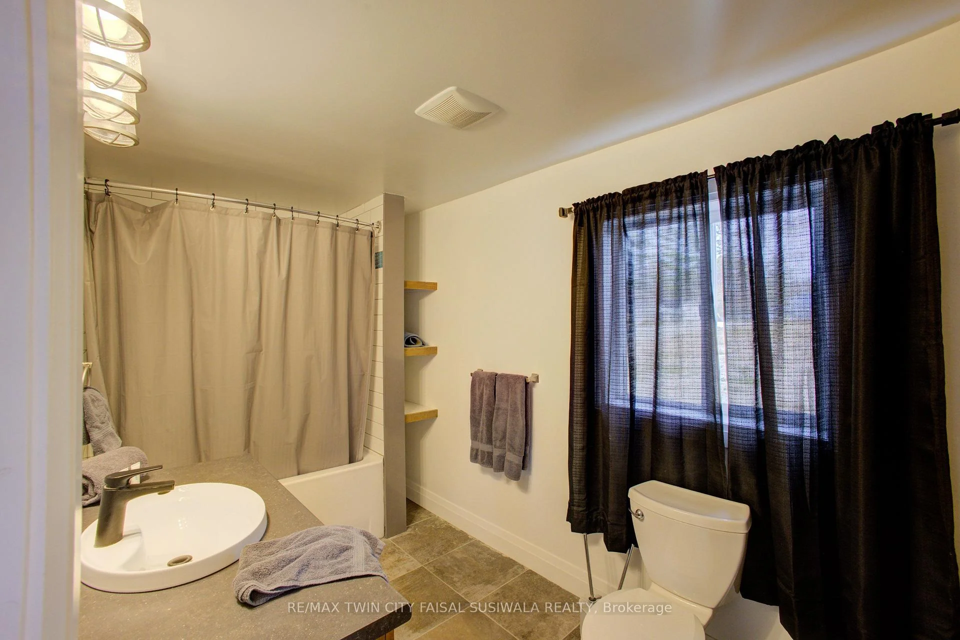 Photo 26 of 4 Browns Lane, Wasaga Beach — HOMEH