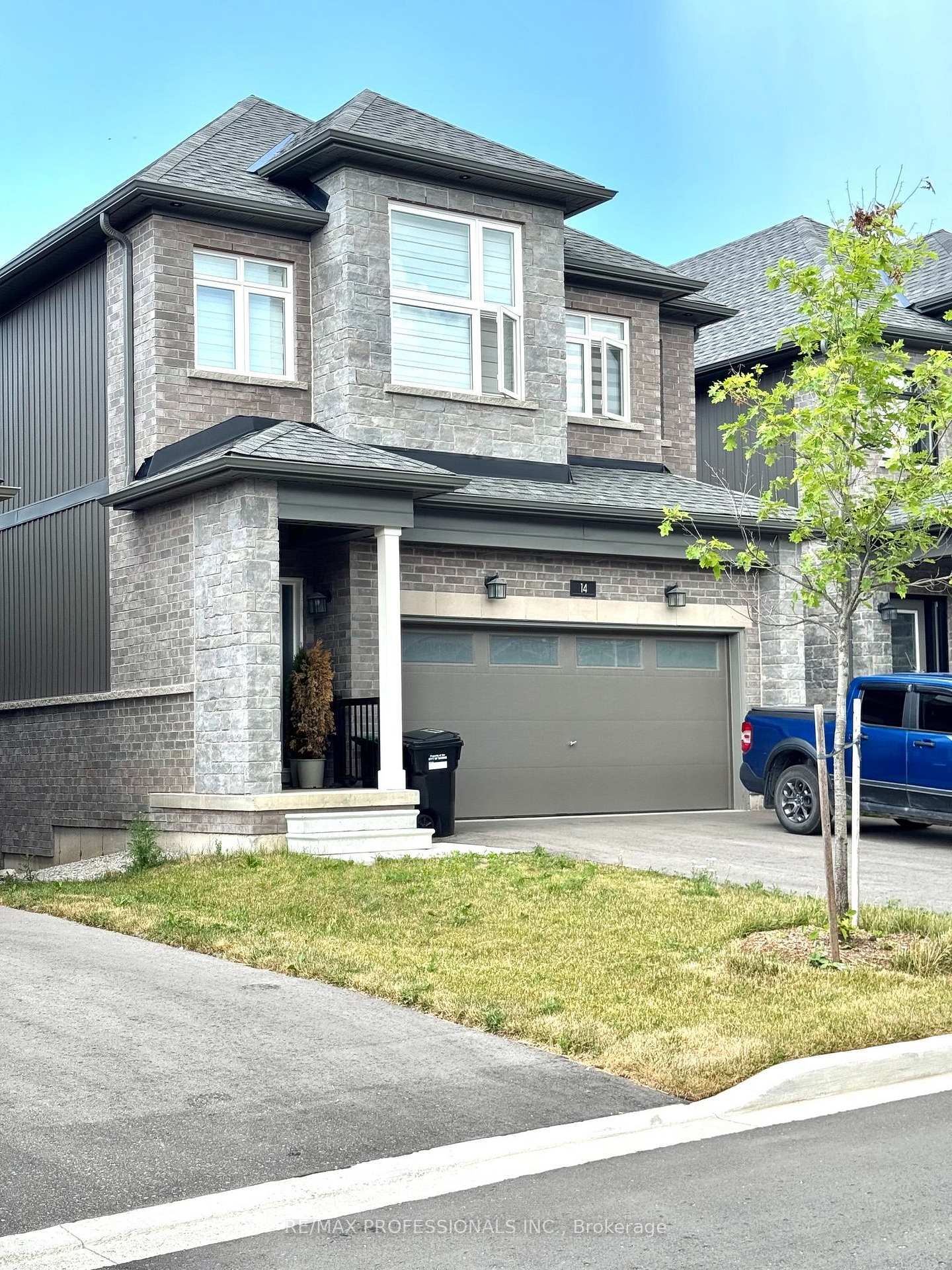 Photo 3 of 14 Barnyard Trail, Barrie, Innis-Shore — HOMEH