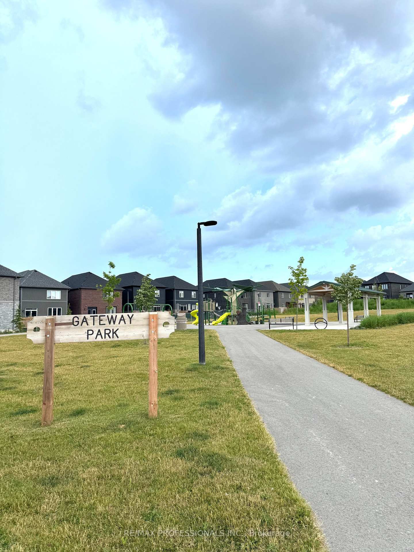 Photo 5 of 14 Barnyard Trail, Barrie, Innis-Shore — HOMEH