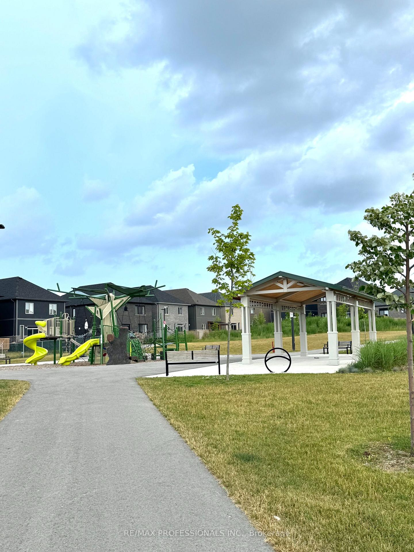 Photo 7 of 14 Barnyard Trail, Barrie, Innis-Shore — HOMEH